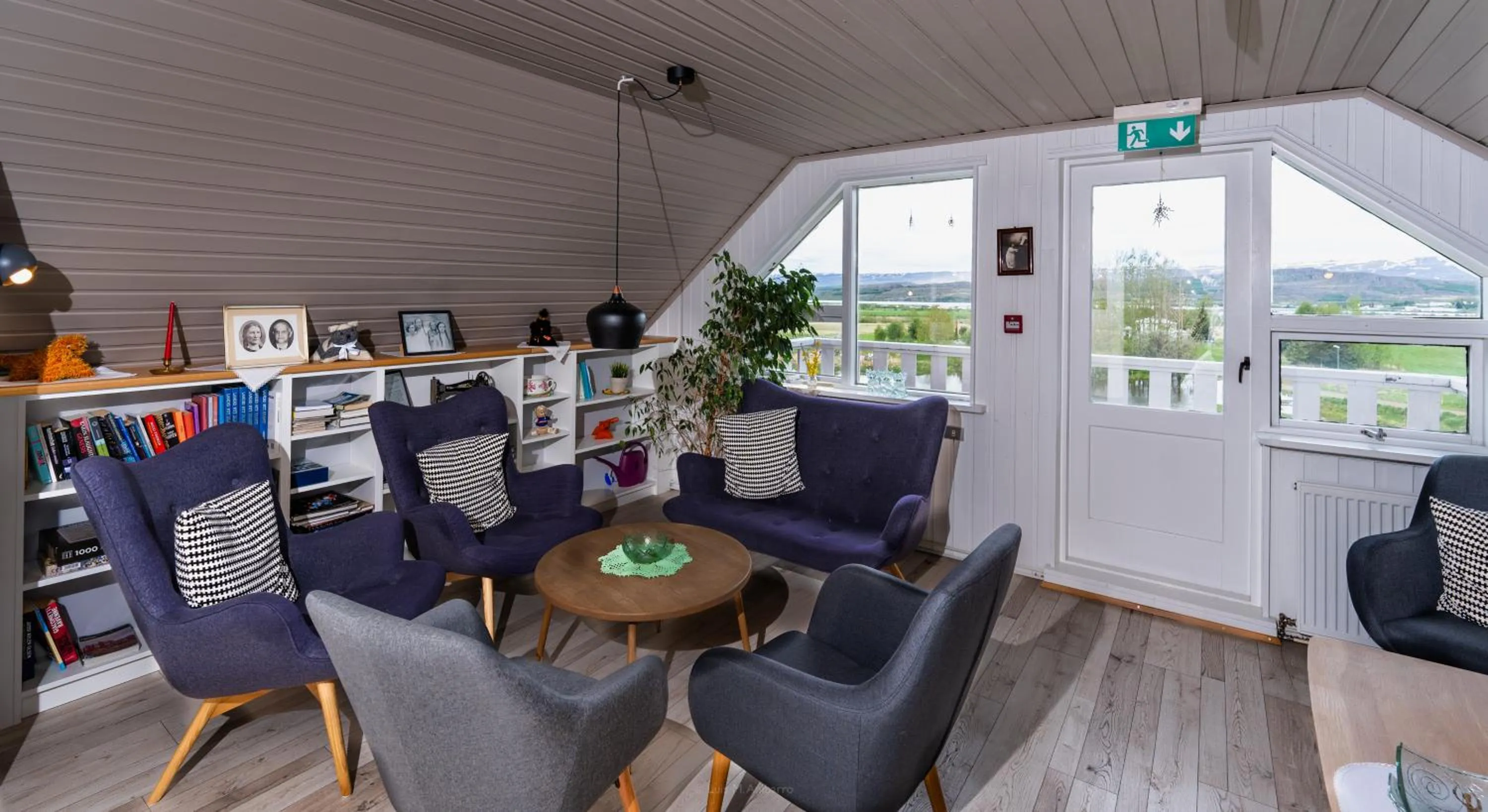 Communal lounge/ TV room in Hótel Eyvindará