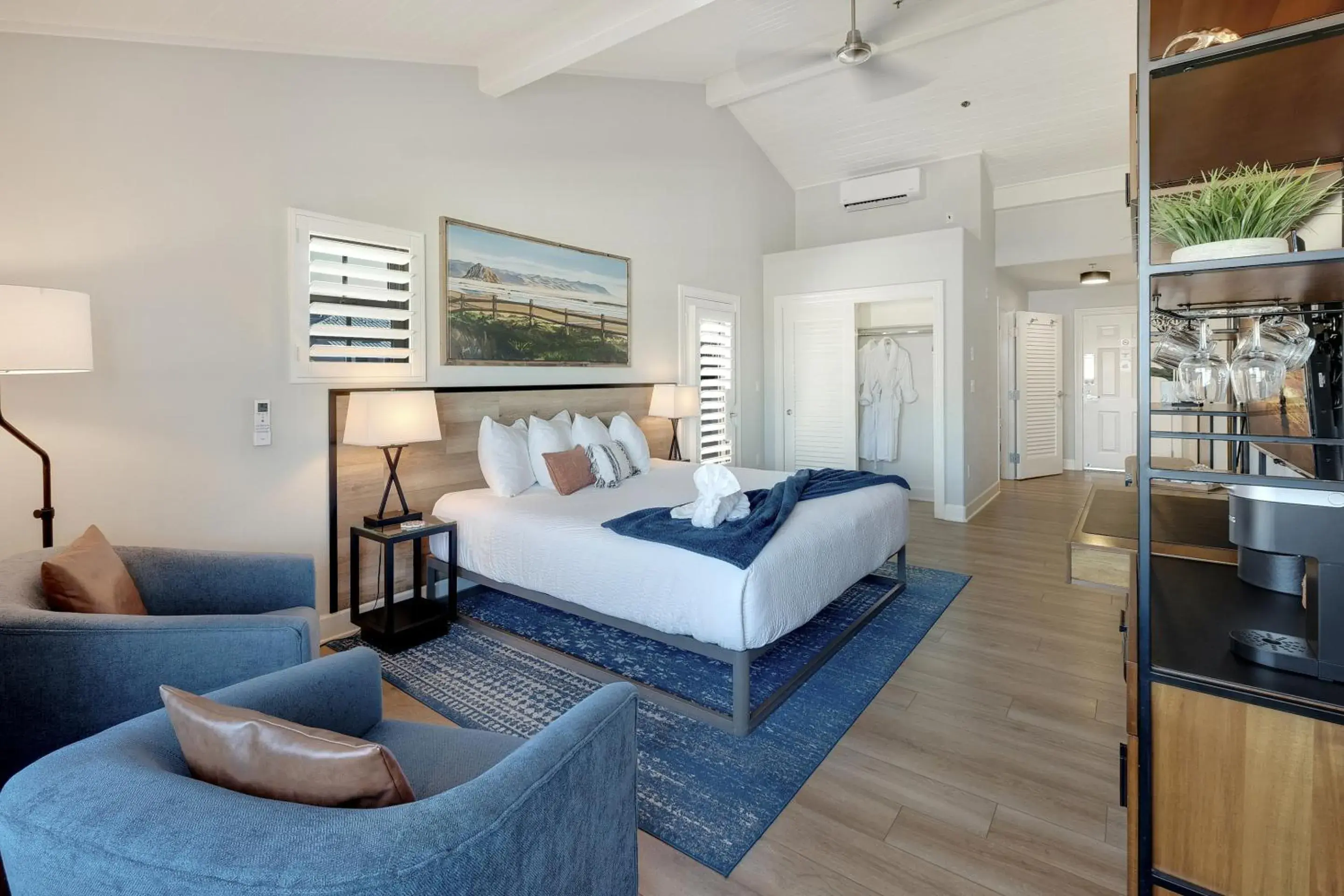 King Suite with Balcony in Anderson Inn King Suite with Balcony in Anderson Inn