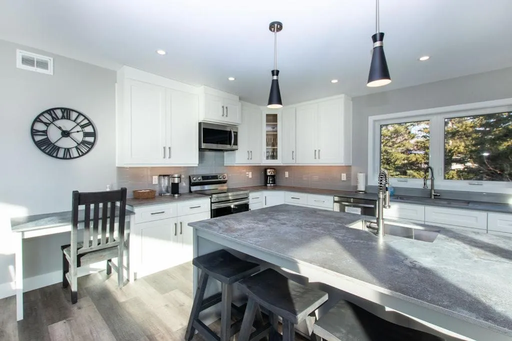 Kitchen or kitchenette in 107 Birchview Trail