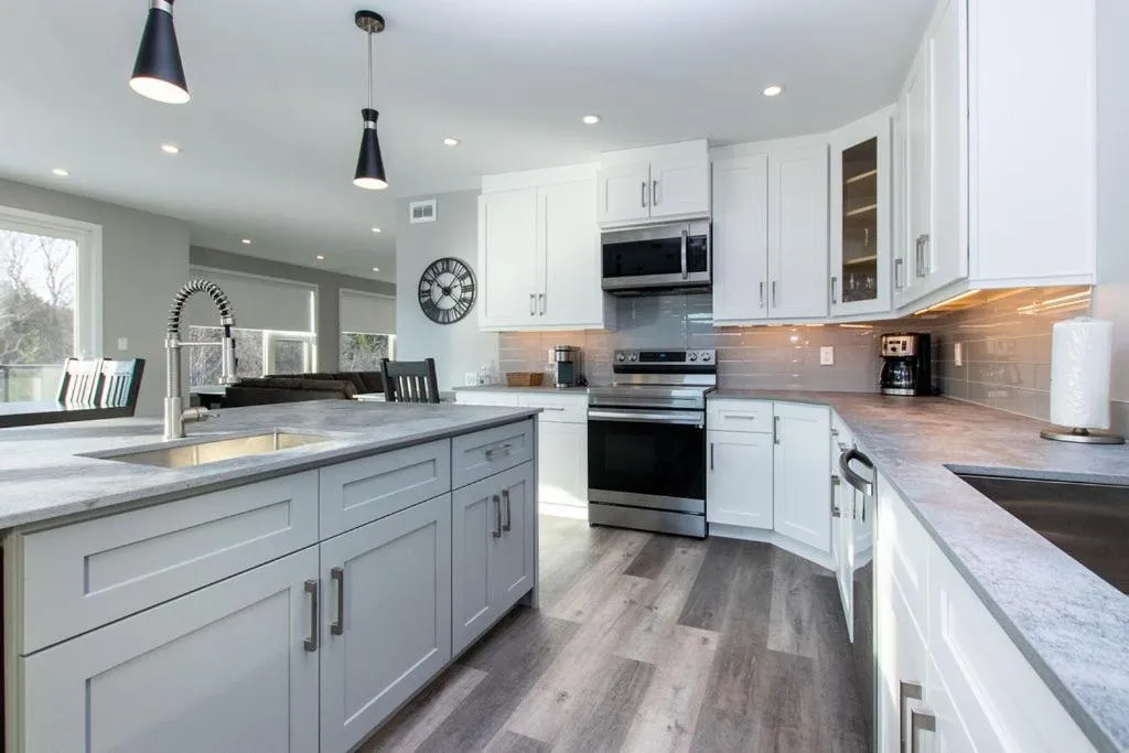 Kitchen or kitchenette in 107 Birchview Trail