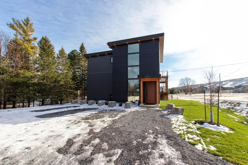 Property building in 107 Birchview Trail