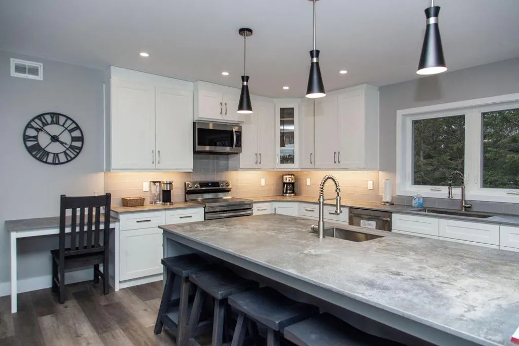 Kitchen or kitchenette in 107 Birchview Trail