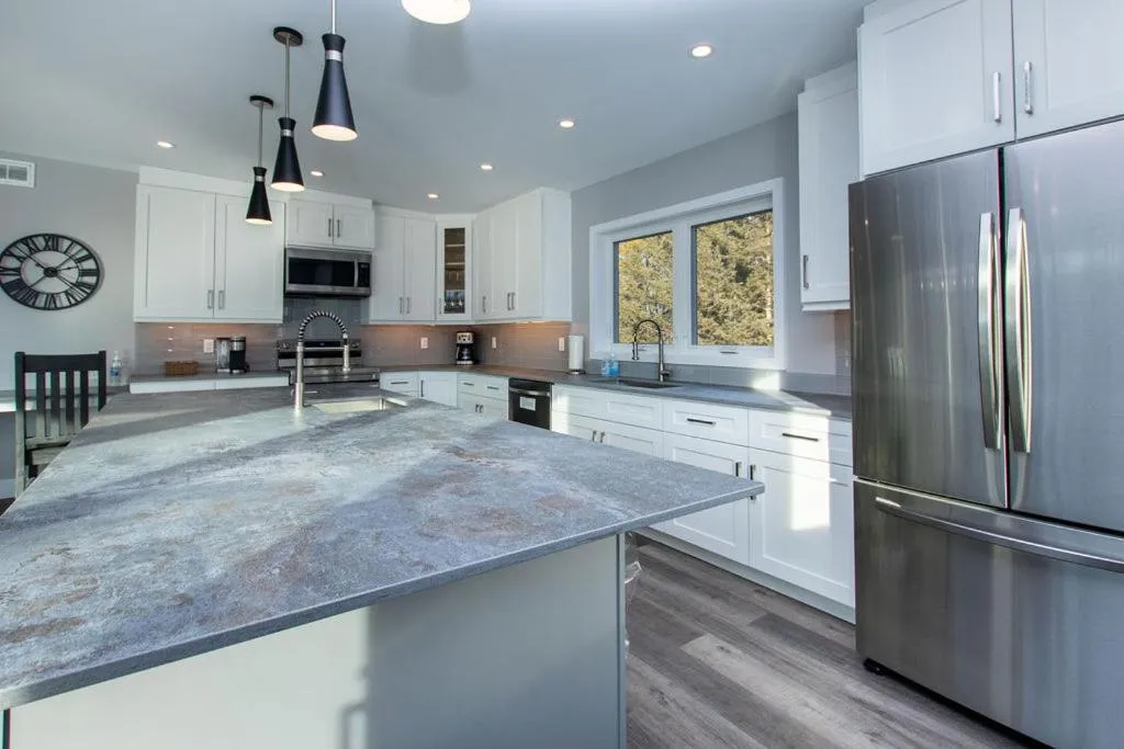 Kitchen or kitchenette in 107 Birchview Trail