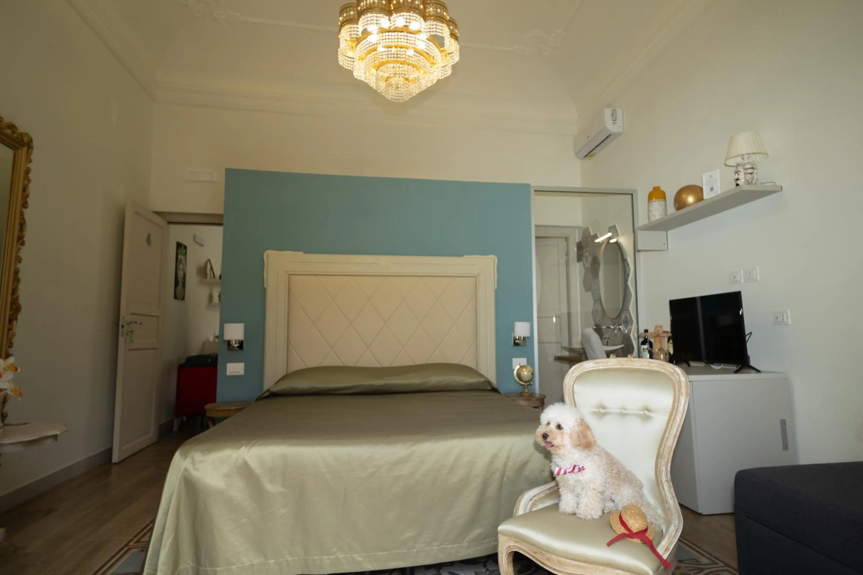 Photo of the whole room, Bed in Kèramos Luxury Rooms