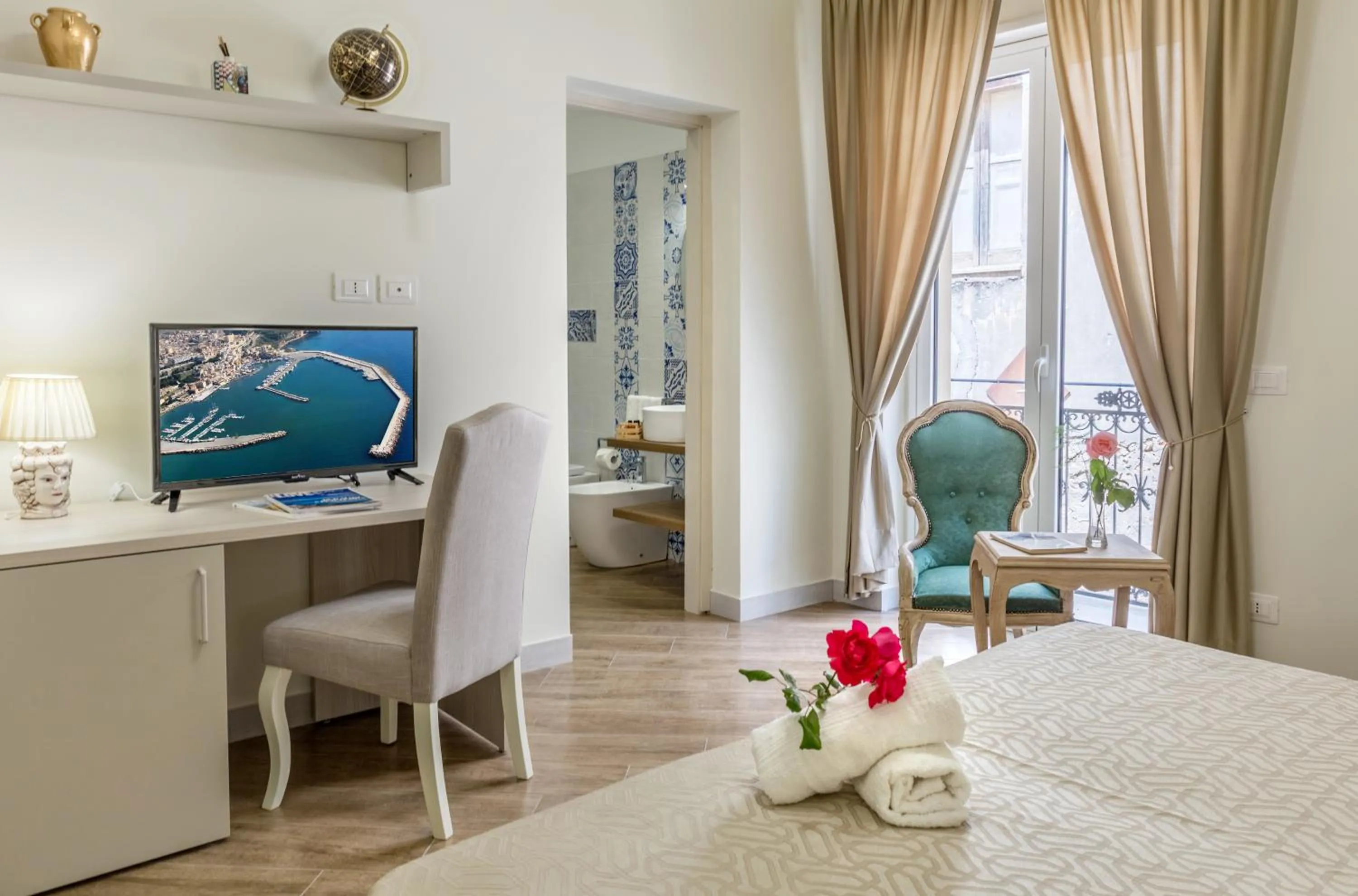 Bed in Kèramos Luxury Rooms