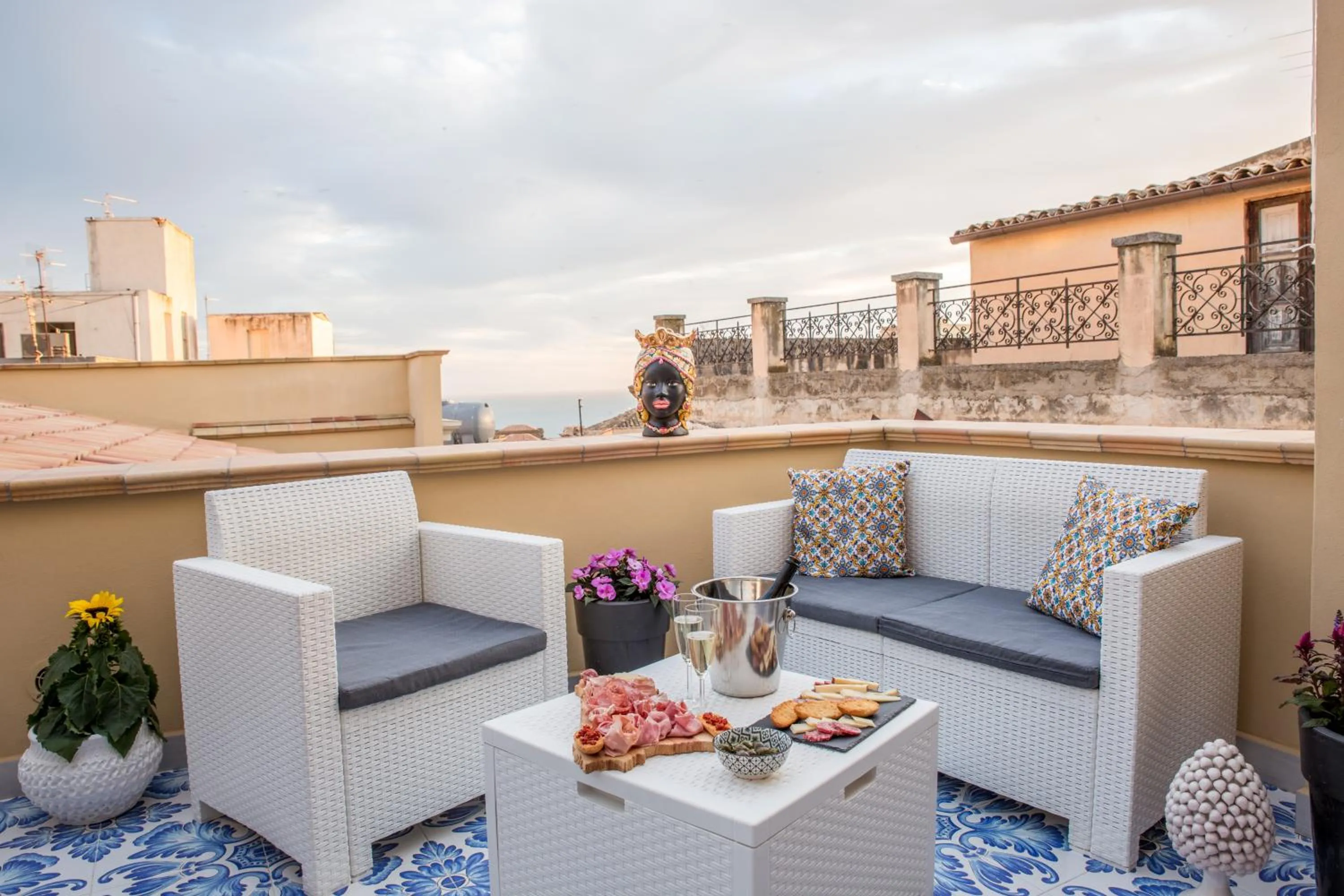 Patio in Kèramos Luxury Rooms