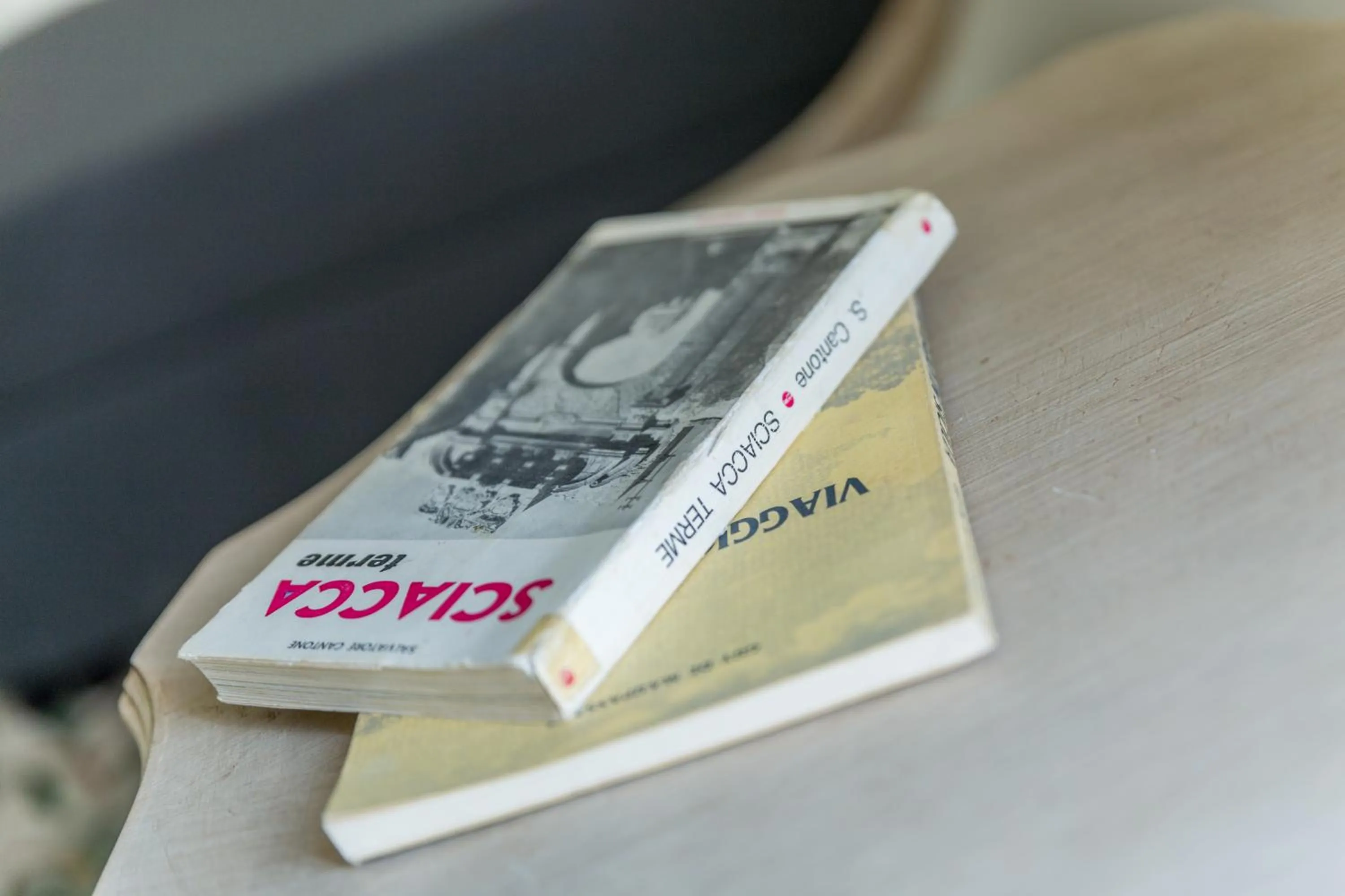 Library in Kèramos Luxury Rooms