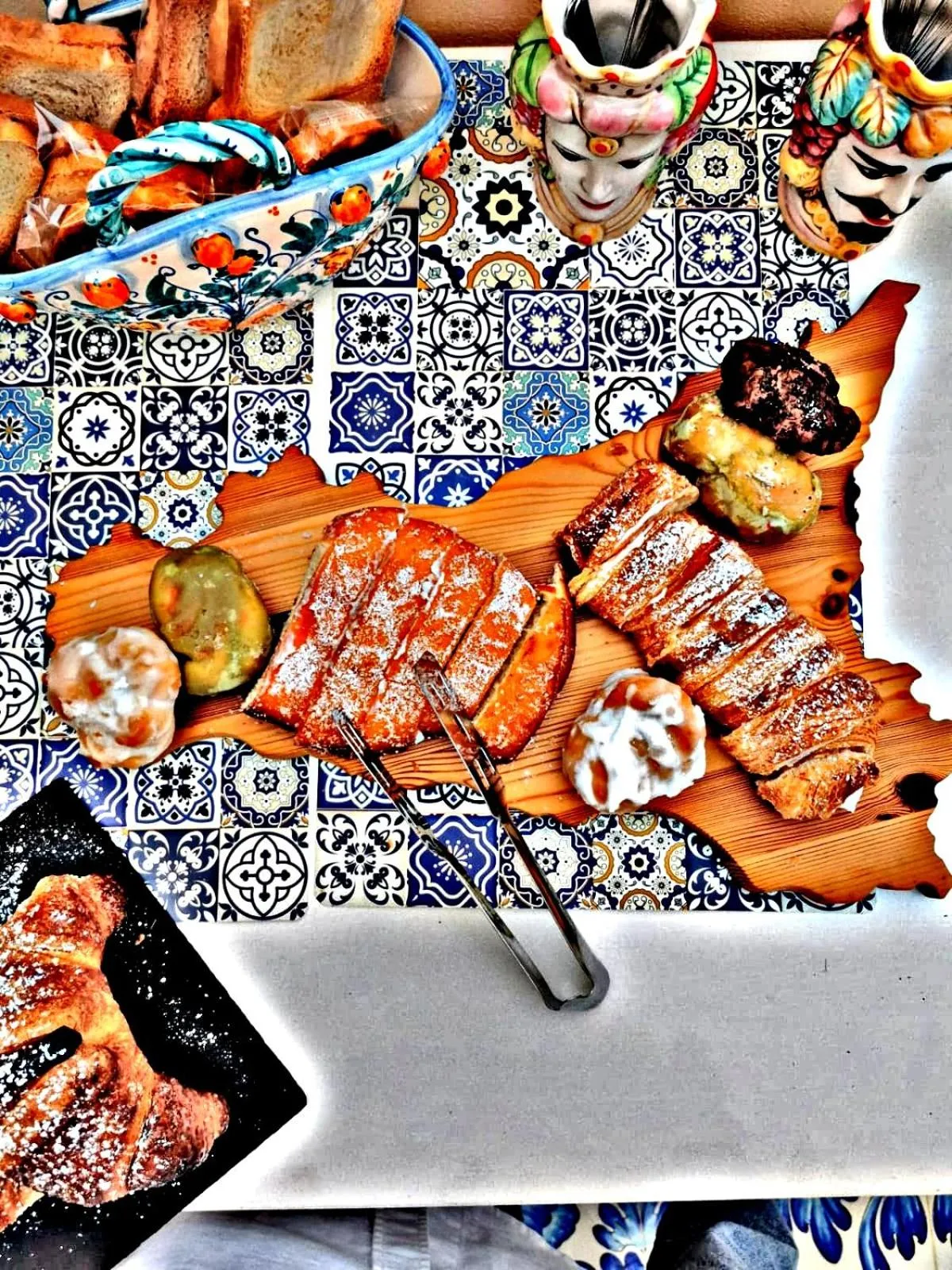 Food and drinks in Kèramos Luxury Rooms