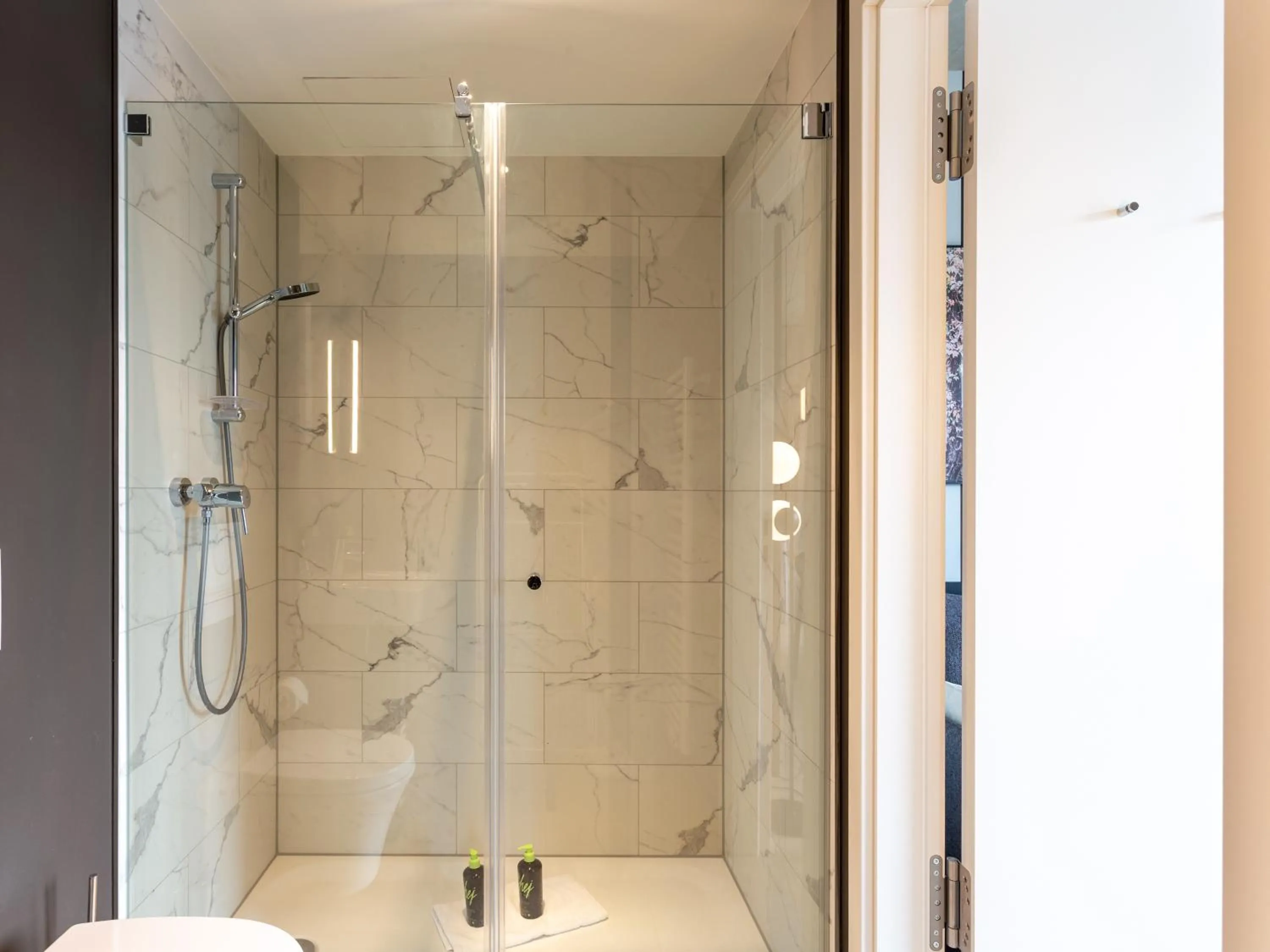 Shower in Limehome Düsseldorf Stresemannstraße - Digital Access