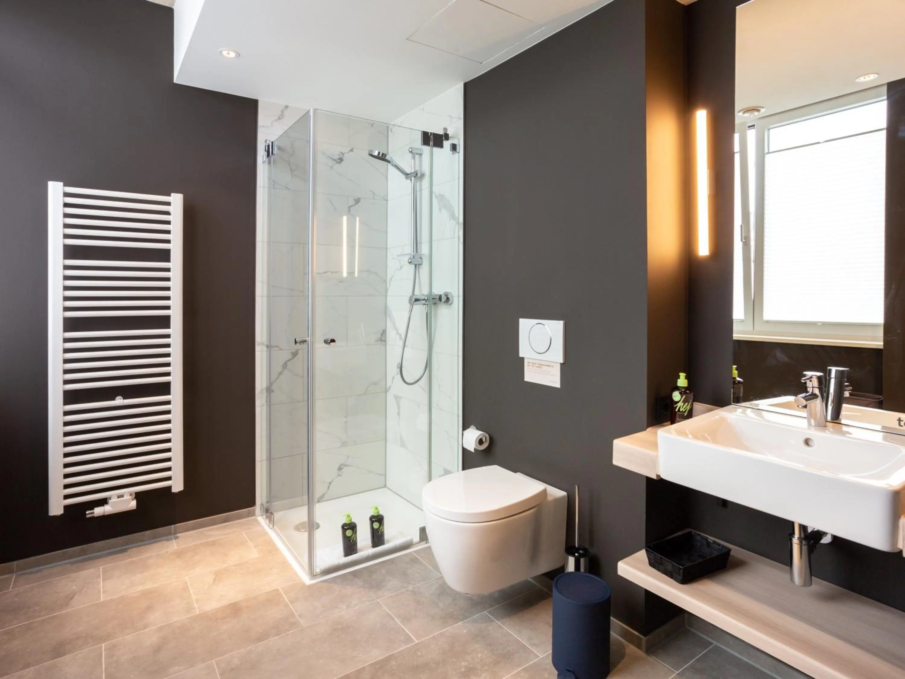 Shower in Limehome Düsseldorf Stresemannstraße - Digital Access