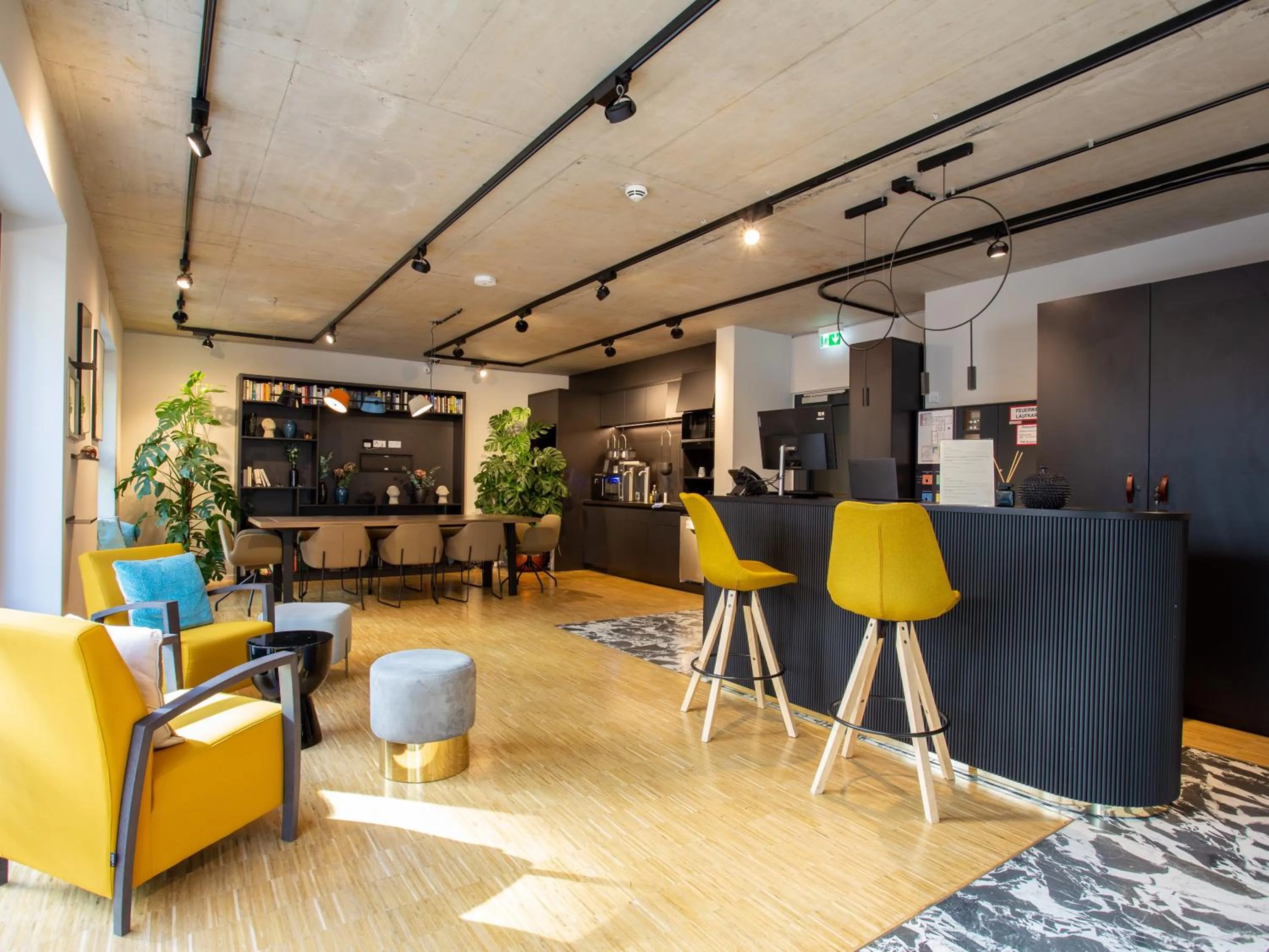 Communal lounge/ TV room in Limehome Düsseldorf Stresemannstraße - Digital Access