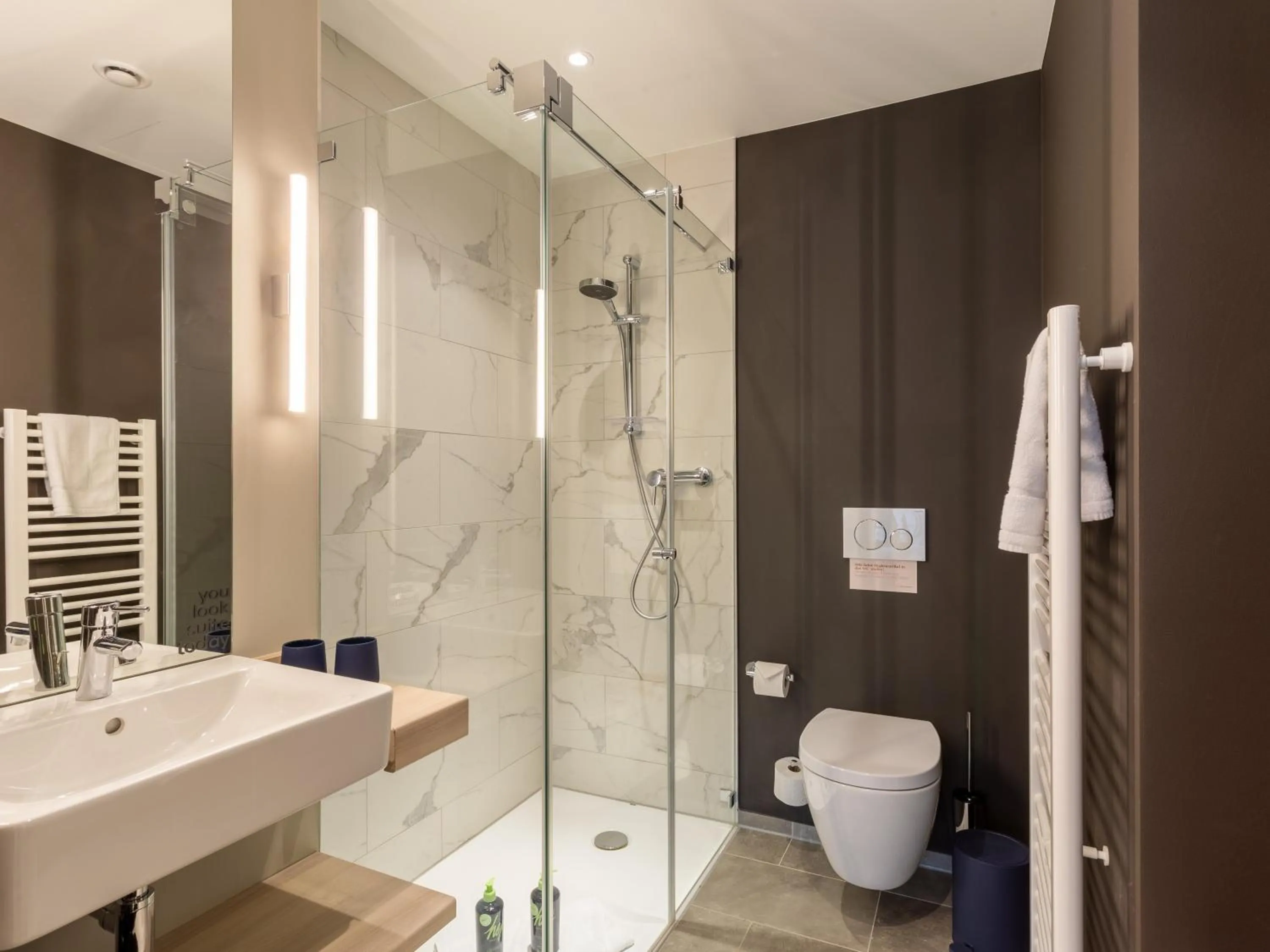 Shower in Limehome Düsseldorf Stresemannstraße - Digital Access