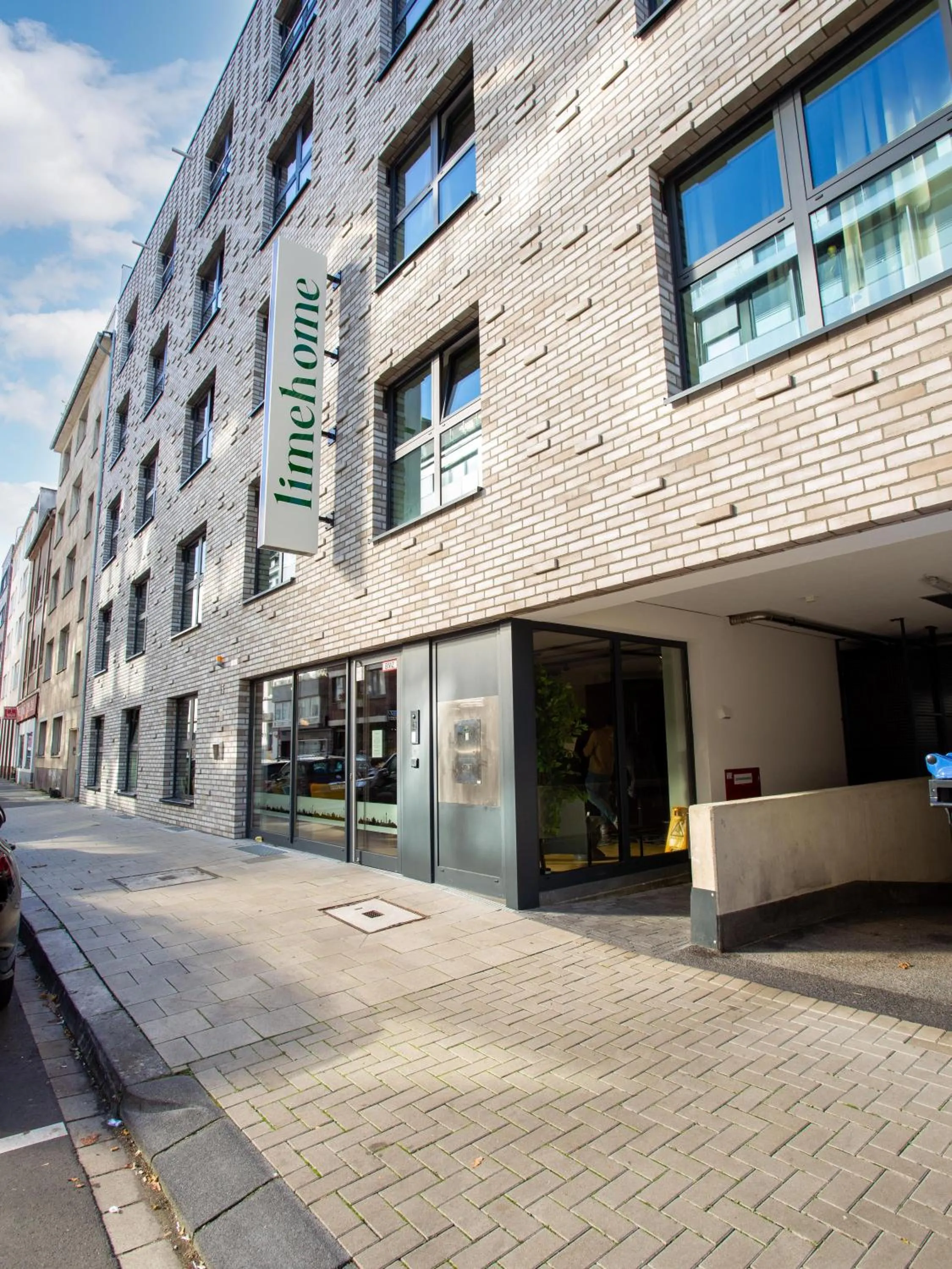 Property building in Limehome Düsseldorf Stresemannstraße - Digital Access