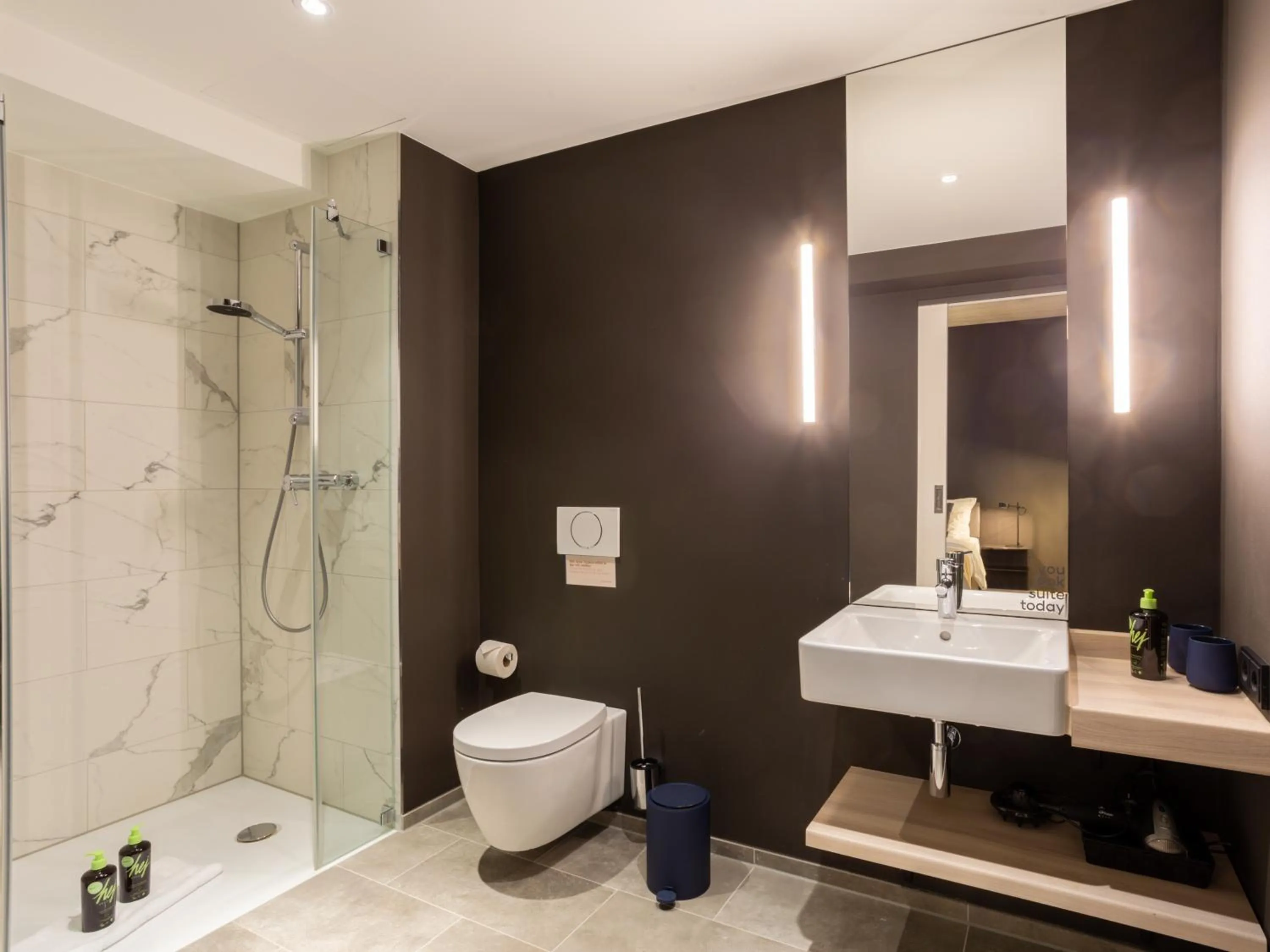 Shower in Limehome Düsseldorf Stresemannstraße - Digital Access