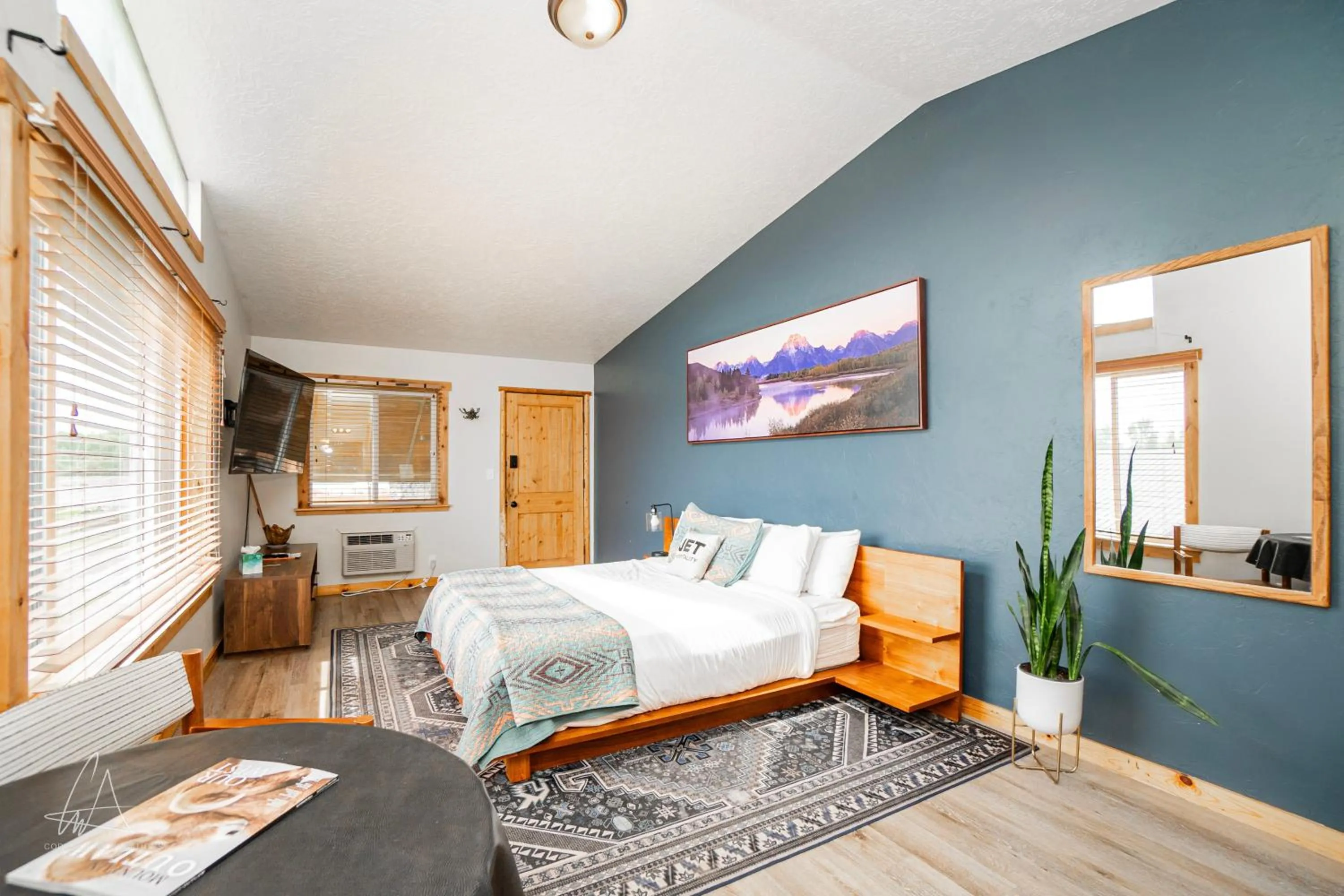 Photo of the whole room, Bed in Teton Peaks Resort