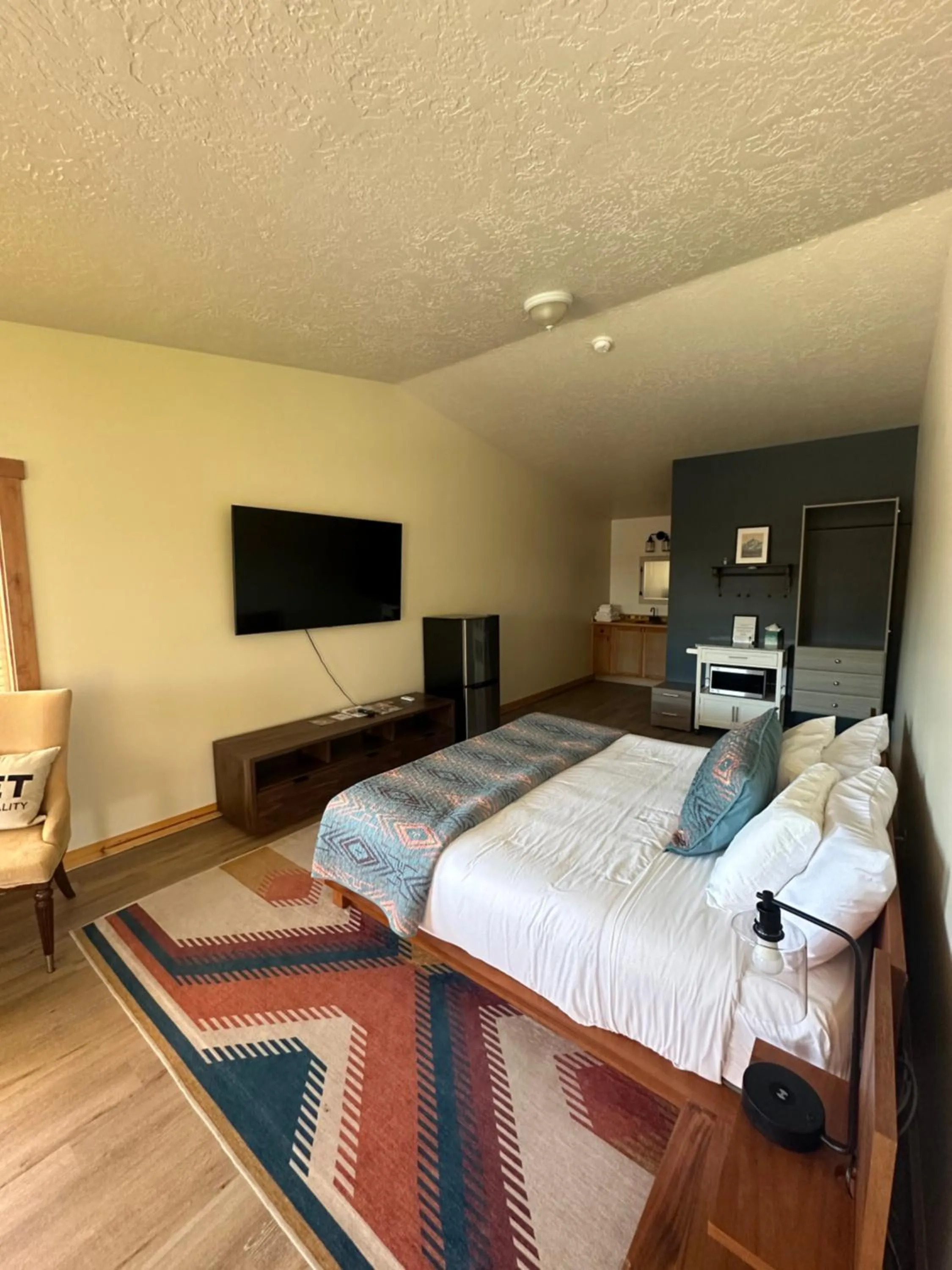 Photo of the whole room, Bed in Teton Peaks Resort