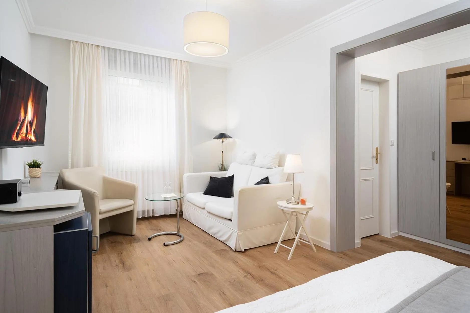 Communal lounge/ TV room, Bed in Hotel Haus am Park