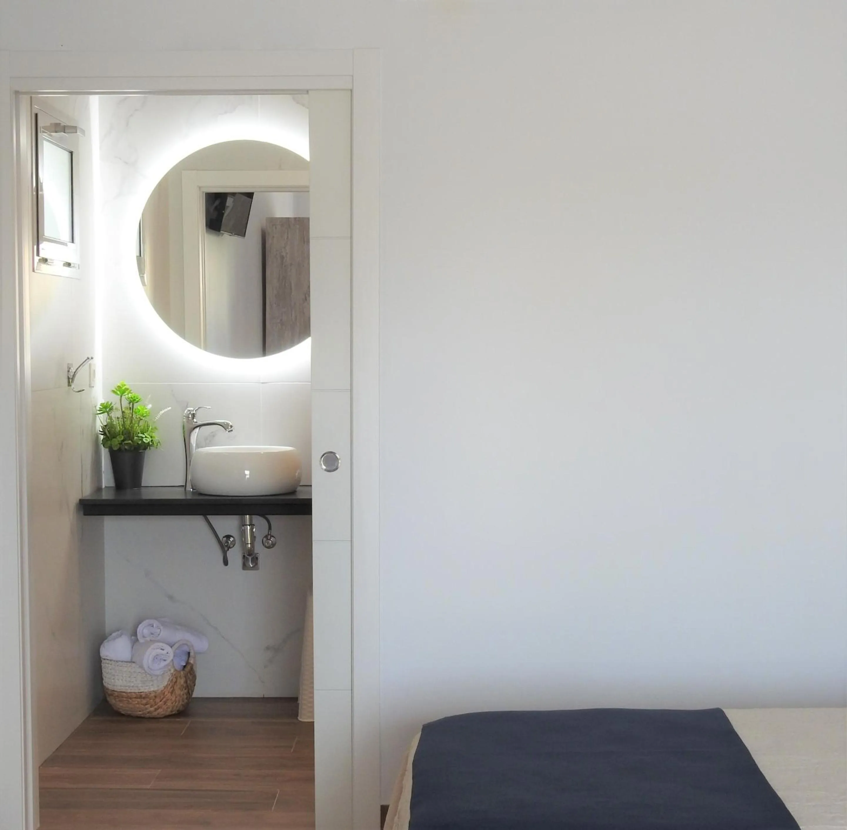 Bathroom, Bed in Sandra Rooms