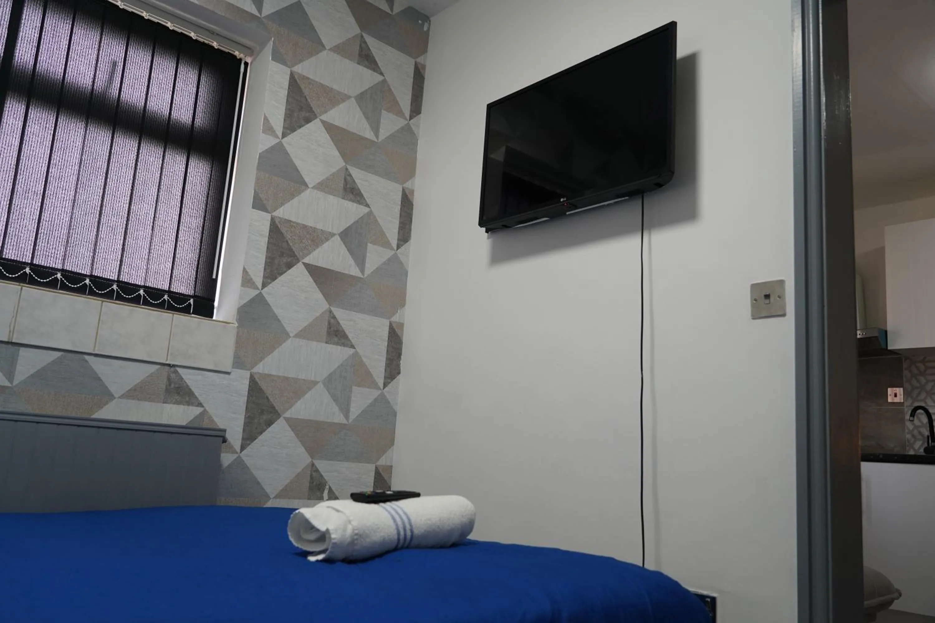 TV and multimedia, Bed in Hills View Apartments