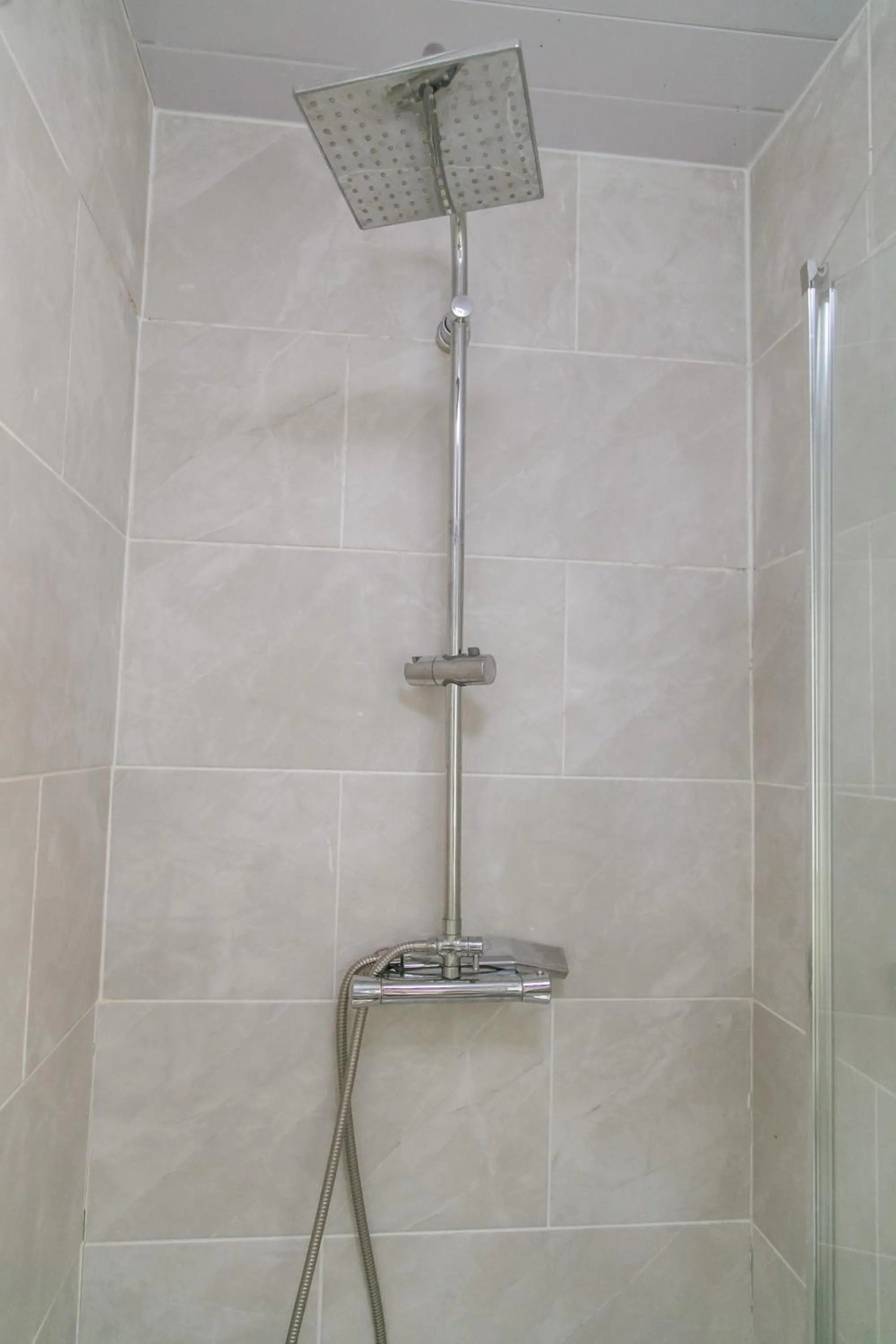 Shower in Hills View Apartments