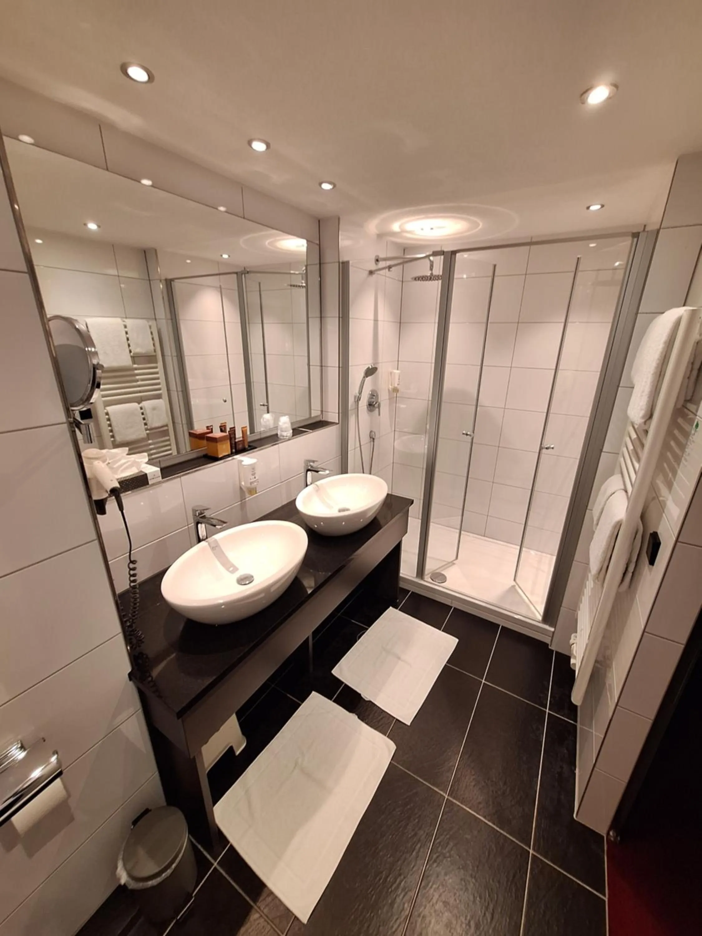 Bathroom in Lobinger-Parkhotel