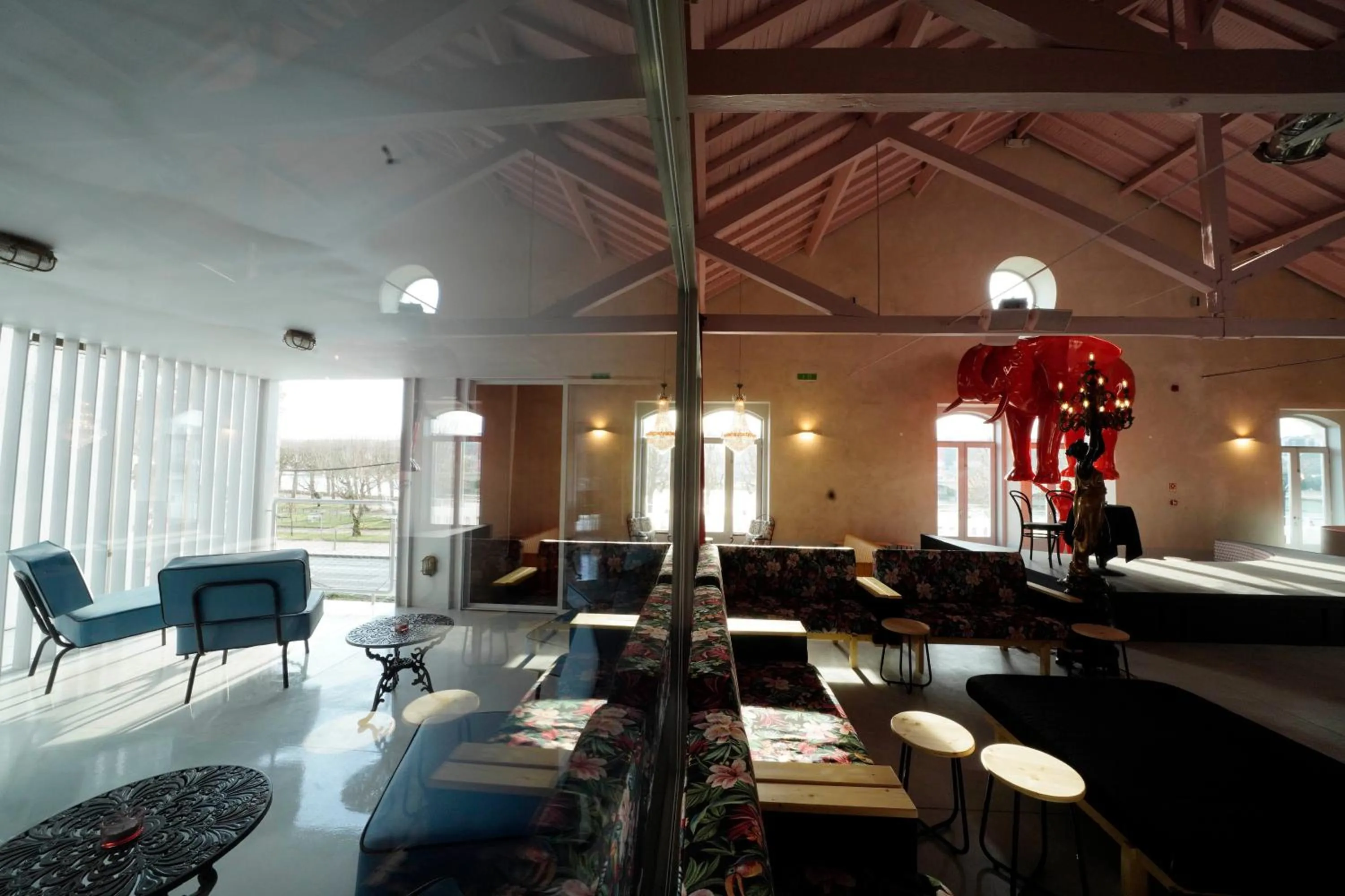 Restaurant/places to eat in Zero Box Lodge Coimbra