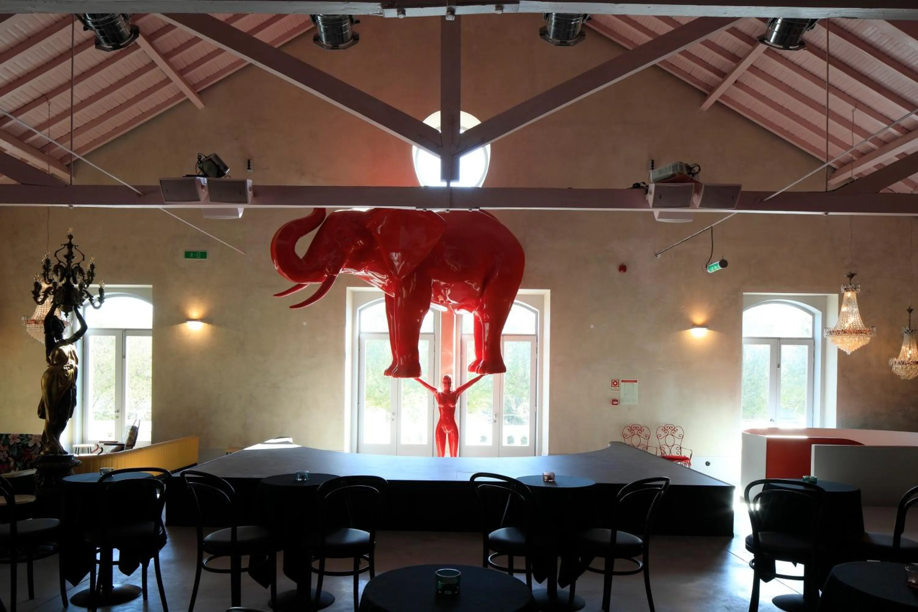 Restaurant/places to eat in Zero Box Lodge Coimbra