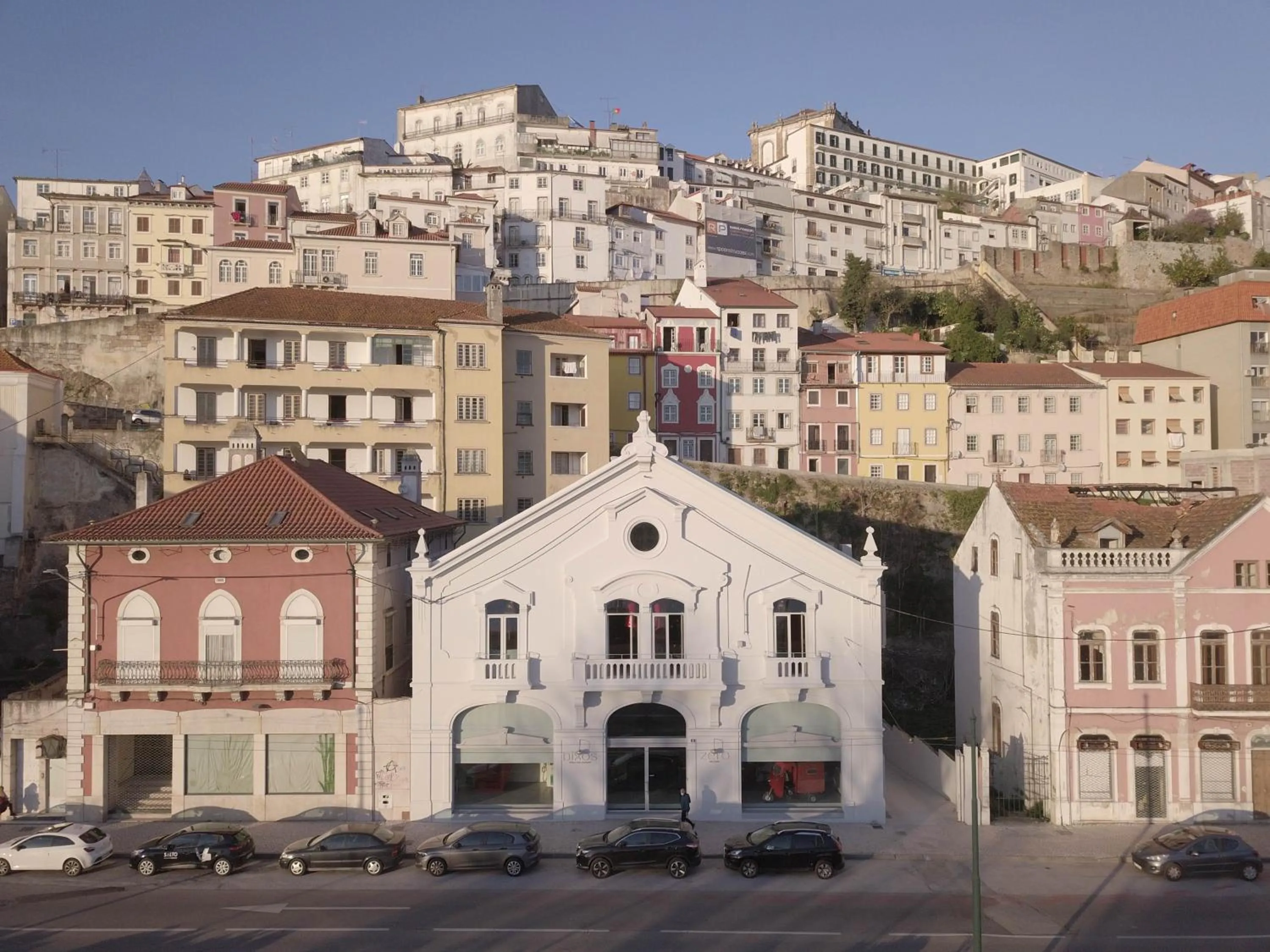 Property building in Zero Box Lodge Coimbra