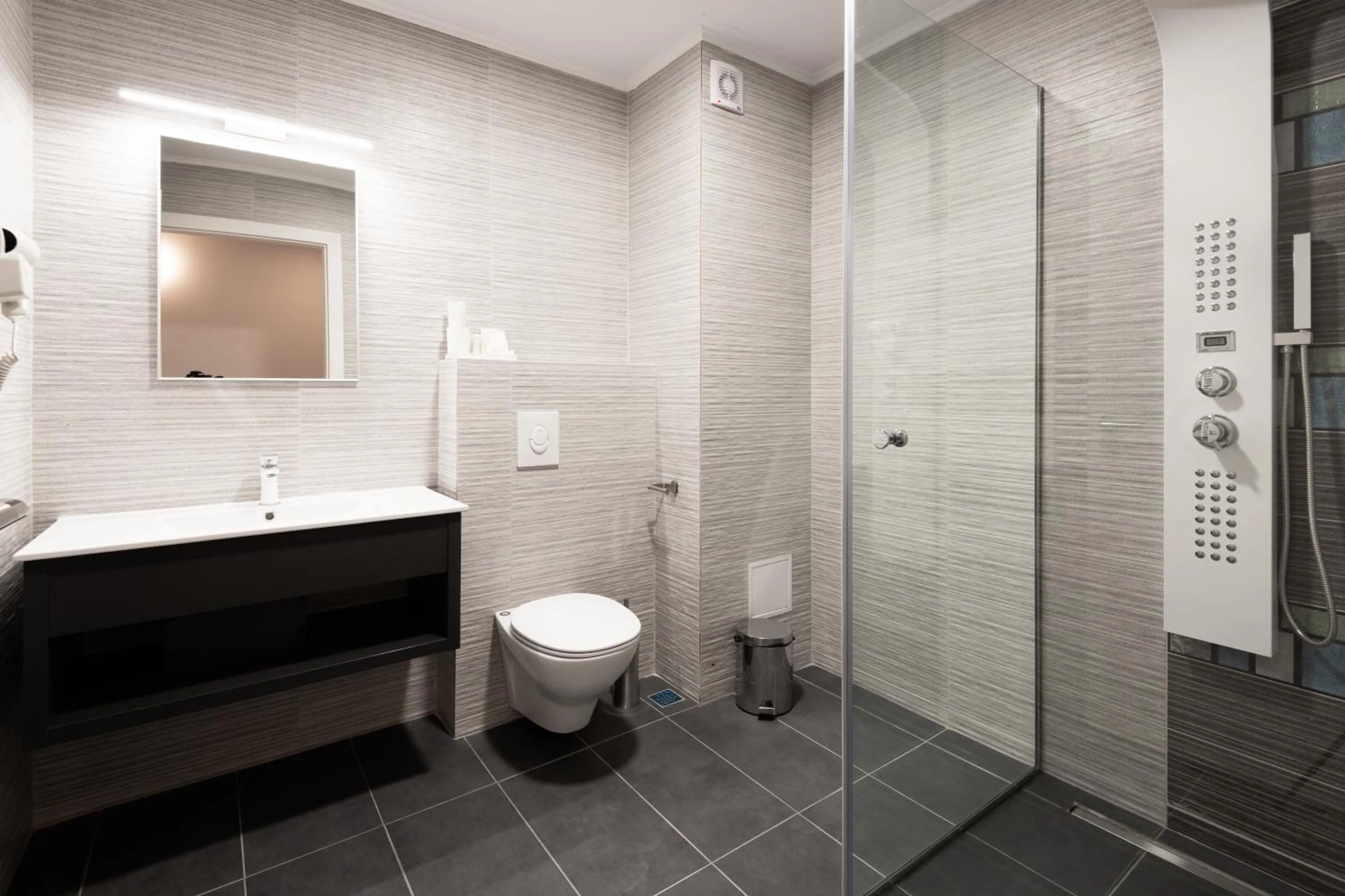 Shower in Hotel Javu