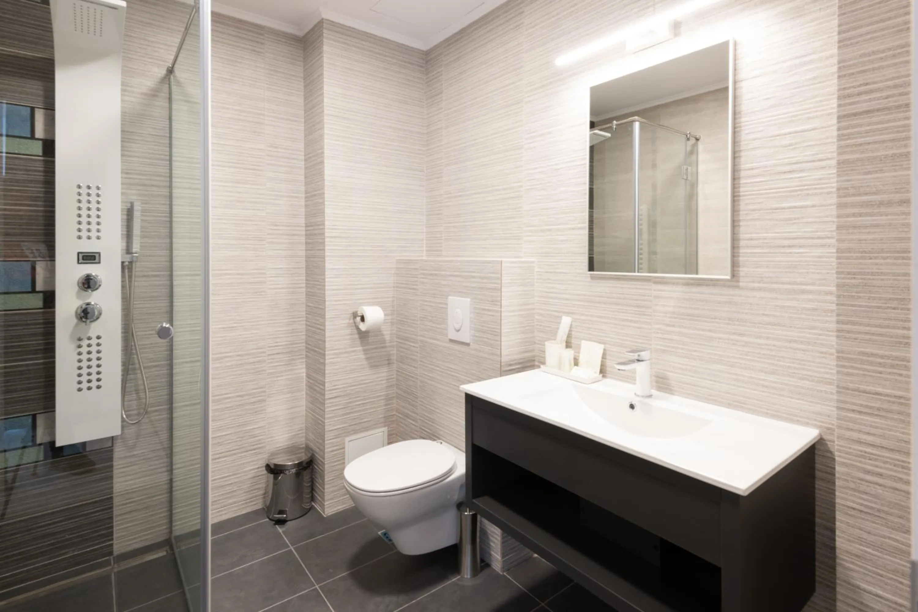 Shower in Hotel Javu