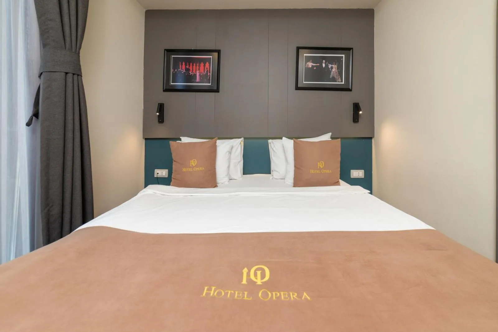 Bed in Hotel Opera