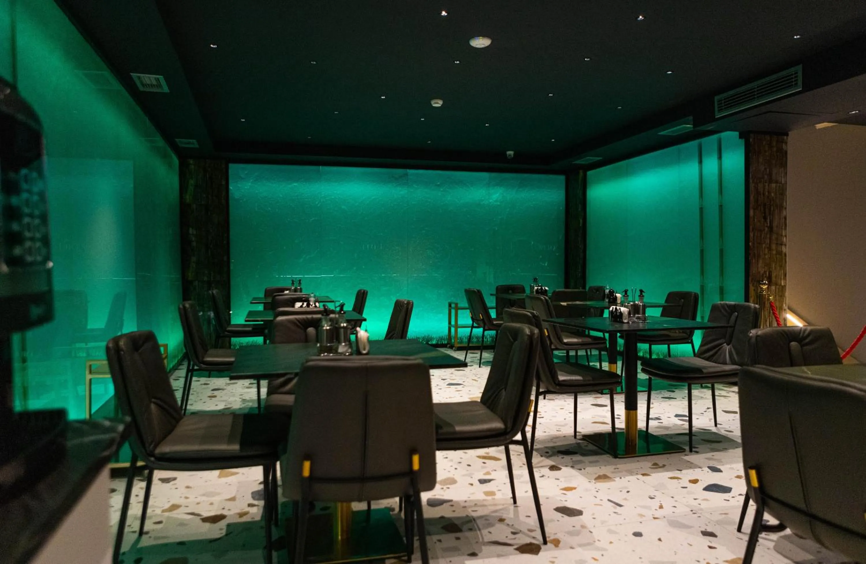 Restaurant/places to eat in Hotel Opera