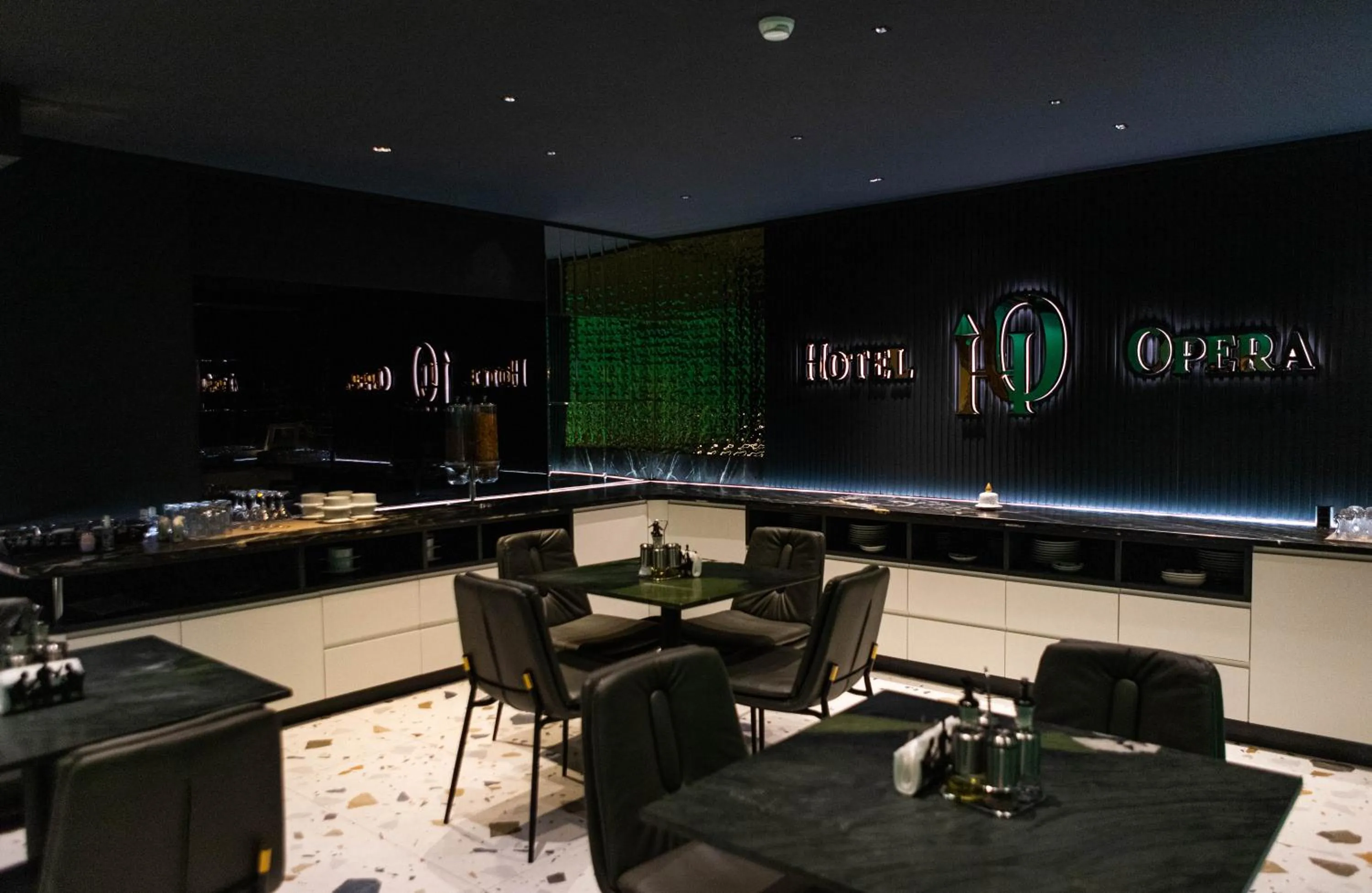 Restaurant/places to eat in Hotel Opera