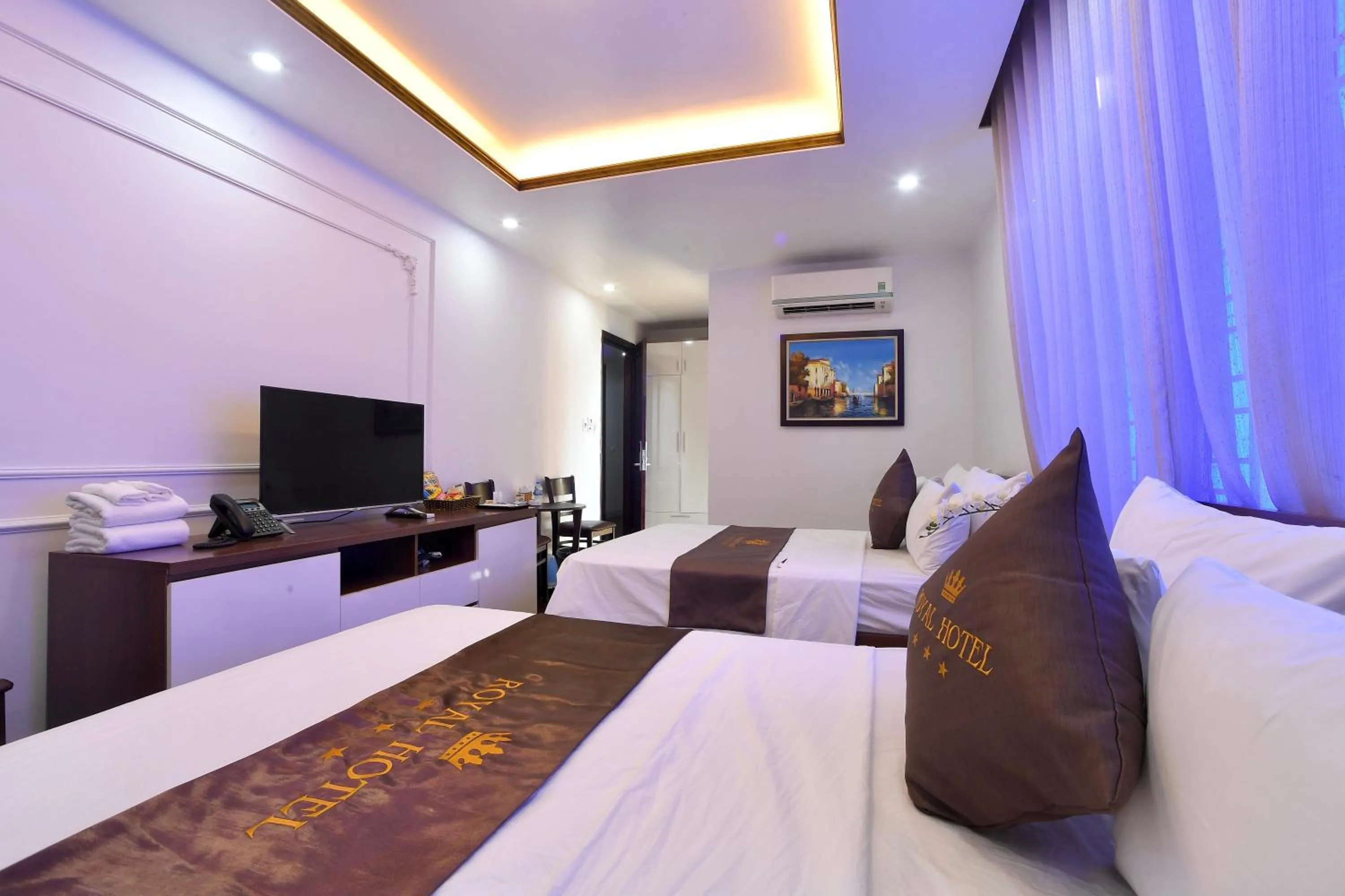 Bedroom, Bed in Hotel Royal II