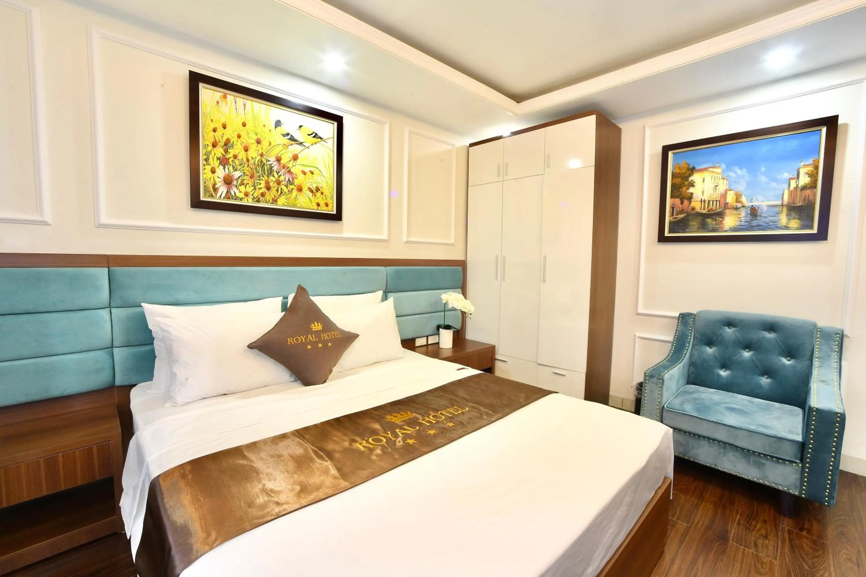 Bedroom, Bed in Hotel Royal II