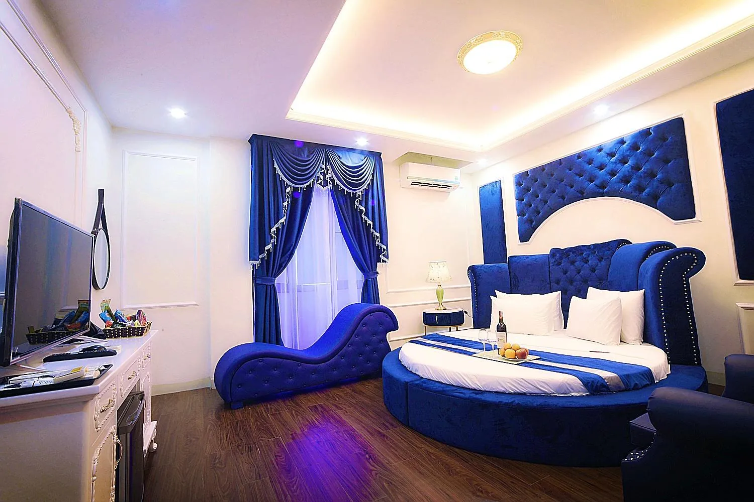 Bedroom, Bed in Hotel Royal II