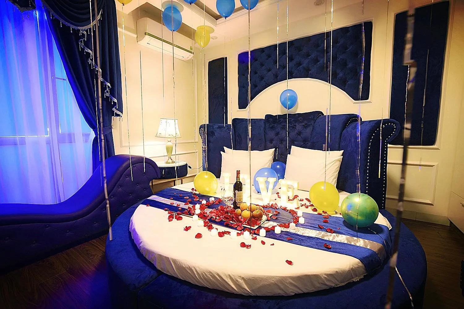 Bedroom, Bed in Hotel Royal II