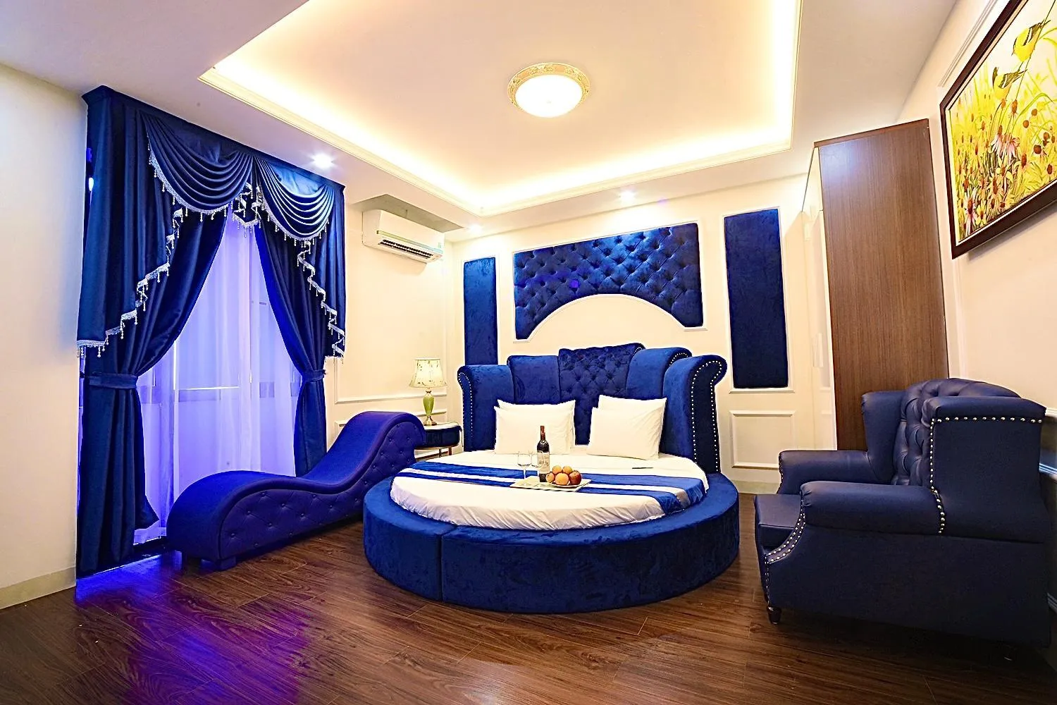 Bedroom, Bed in Hotel Royal II