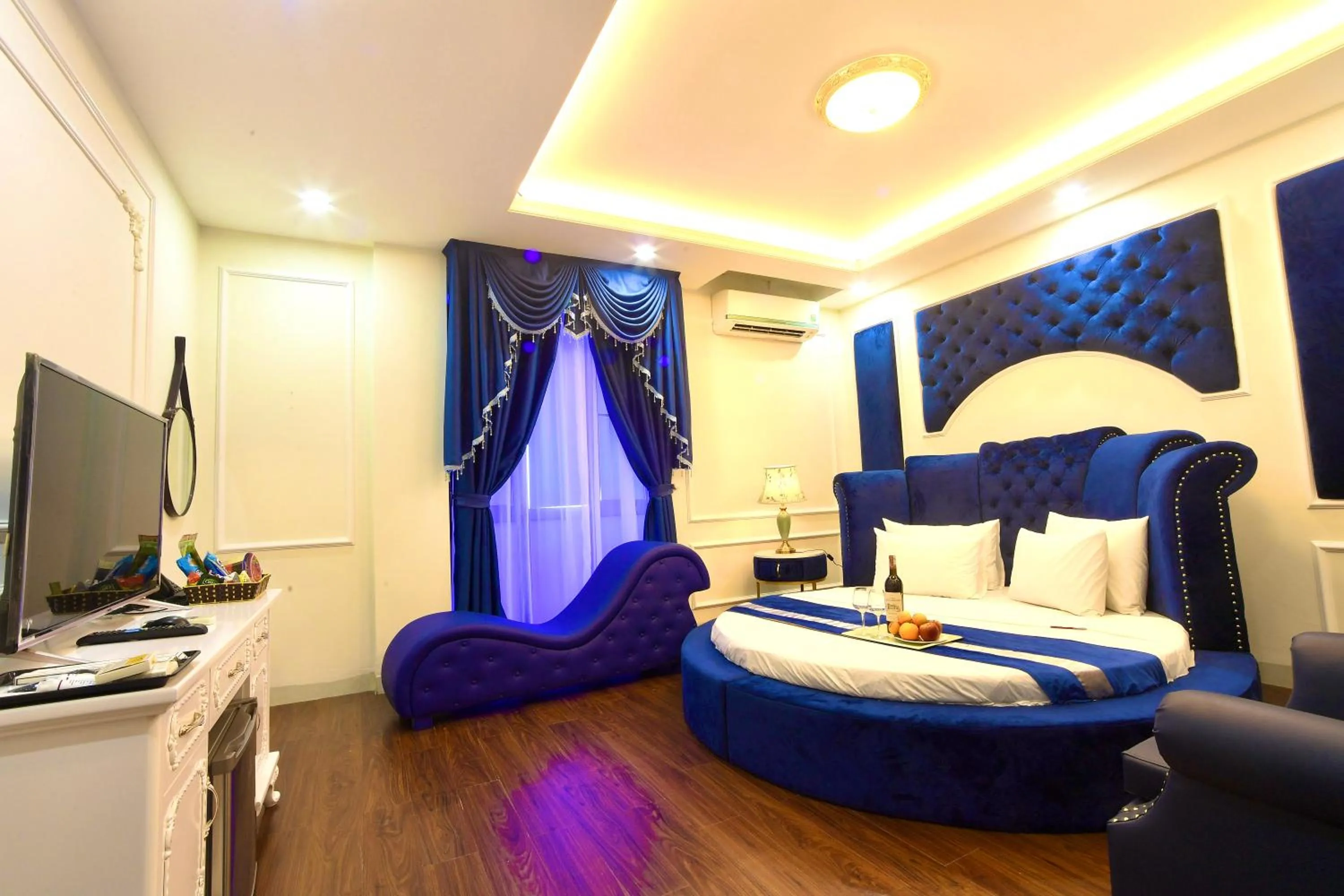 Bedroom, Bed in Hotel Royal II