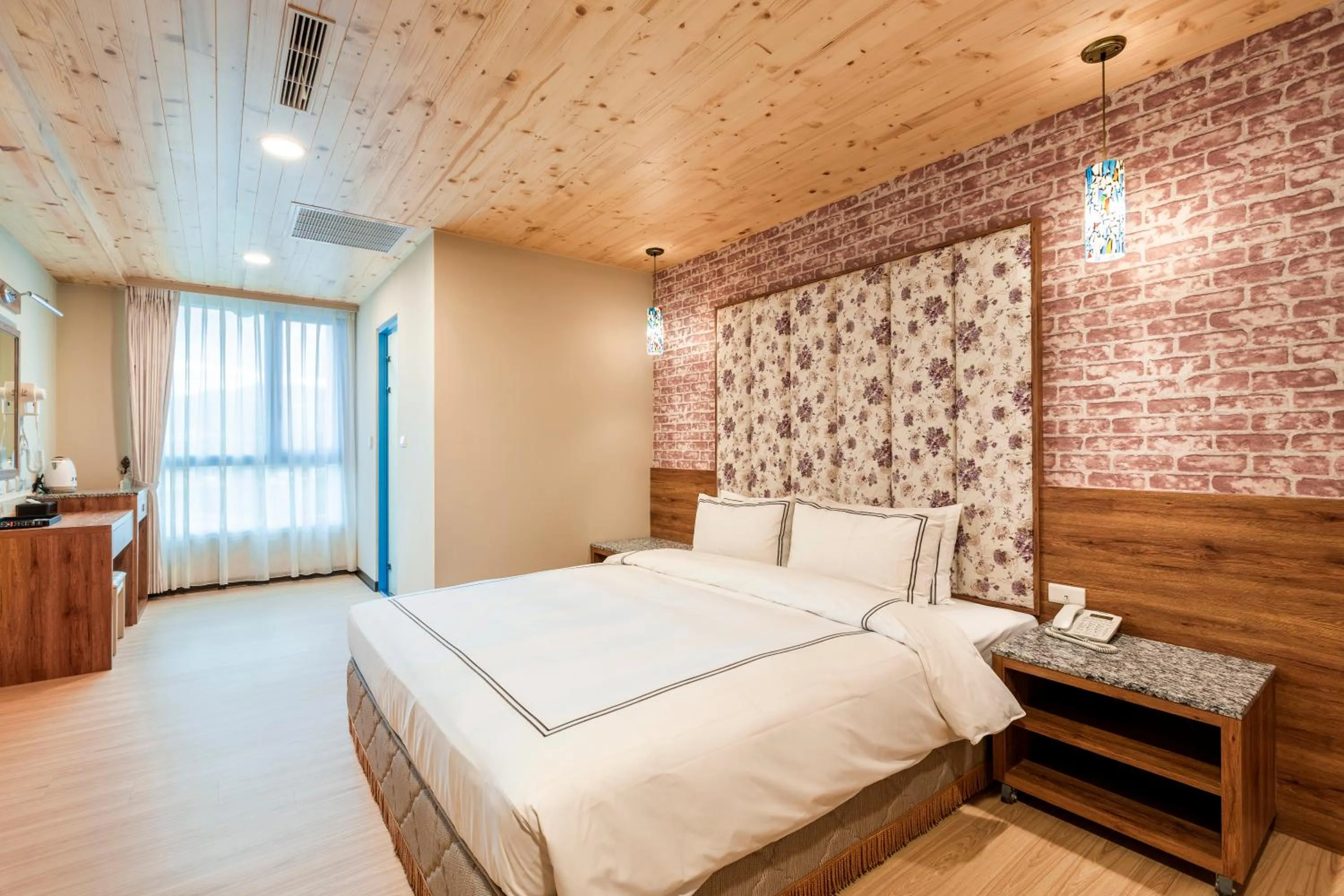 Photo of the whole room, Bed in San Chiao Hotel