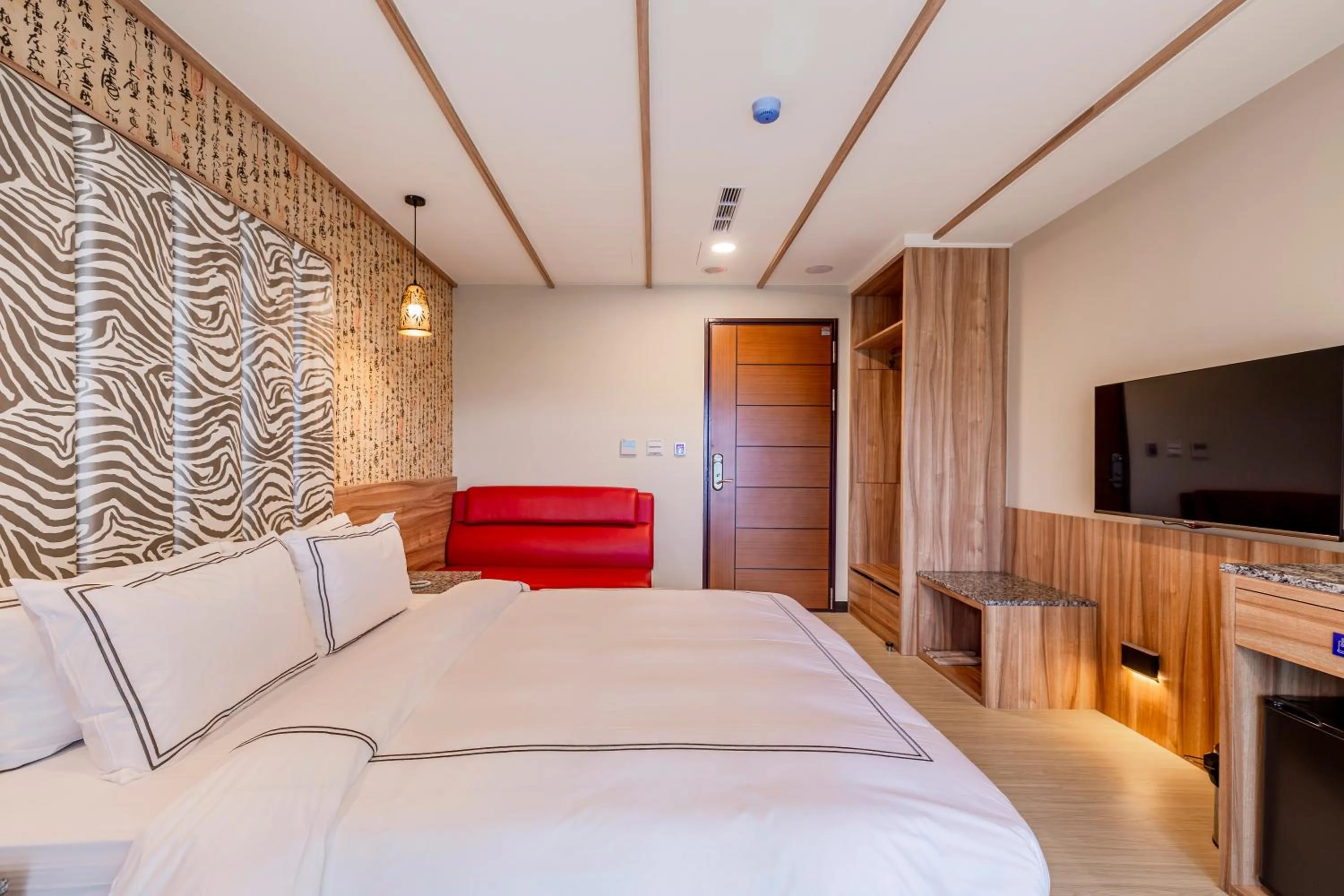 Photo of the whole room, Bed in San Chiao Hotel