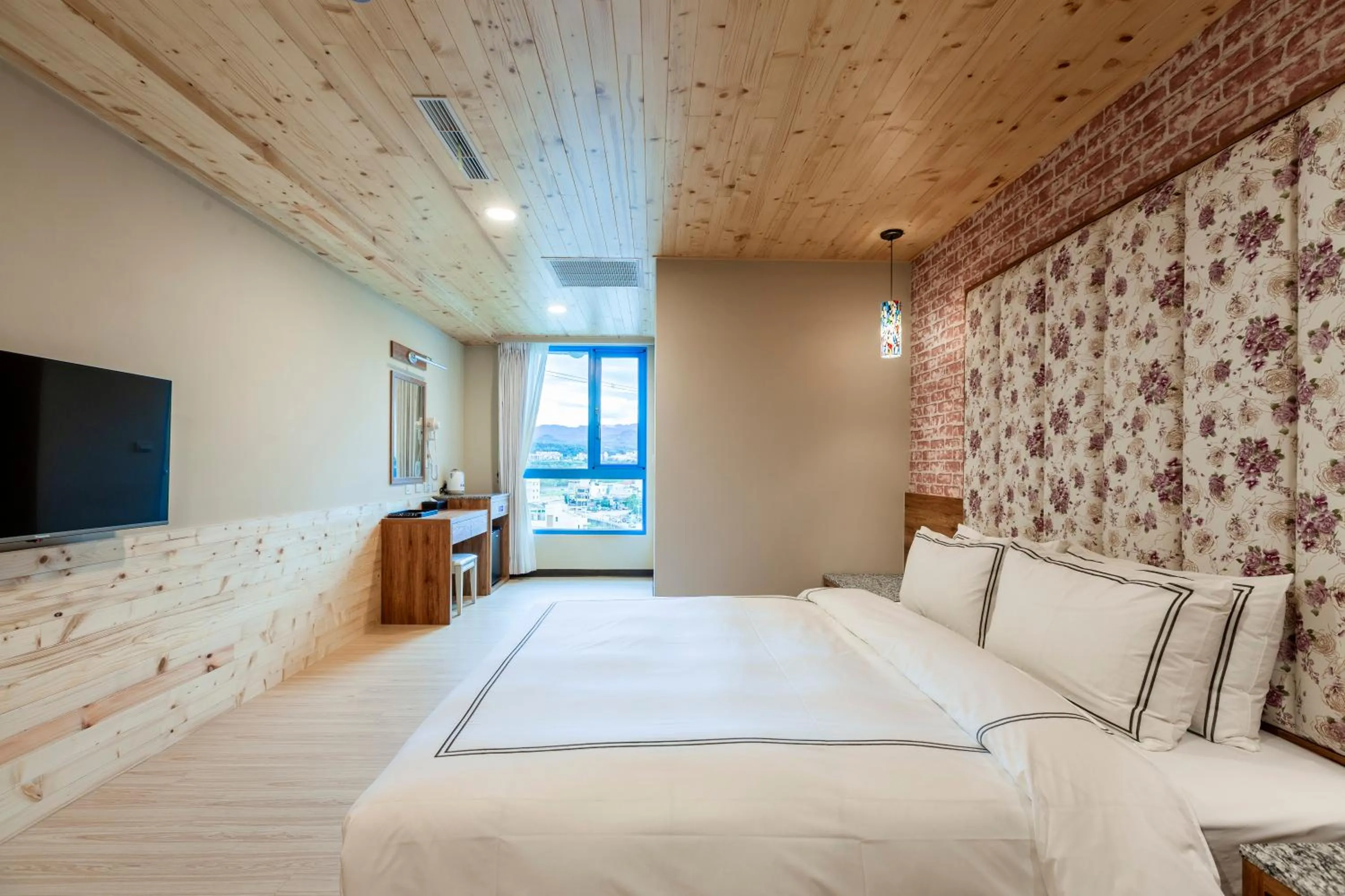 Photo of the whole room, Bed in San Chiao Hotel