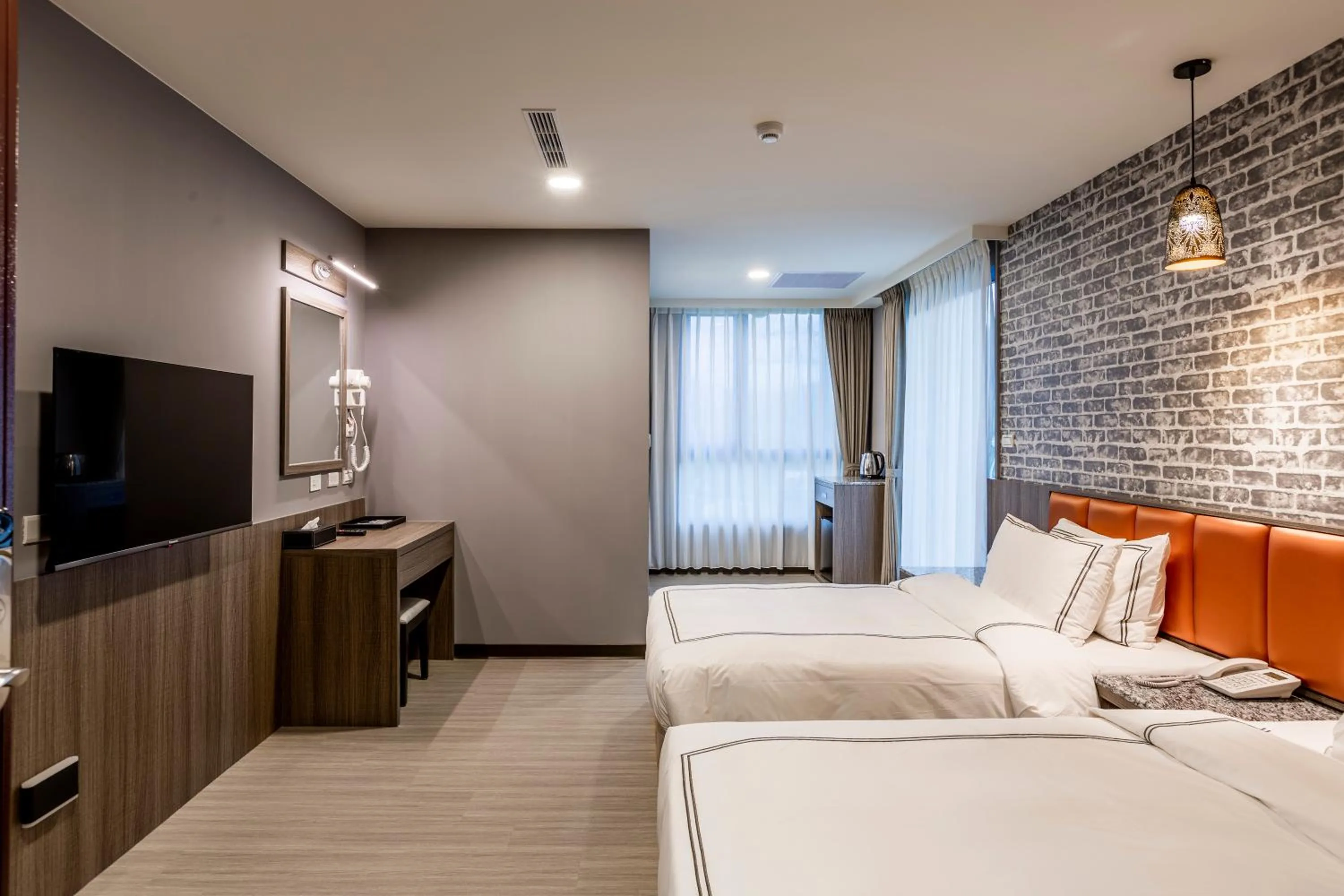 Photo of the whole room, Bed in San Chiao Hotel