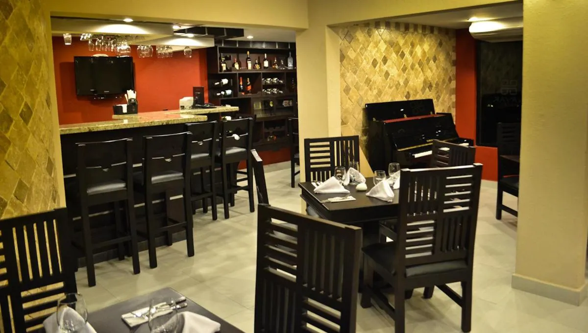 Restaurant/places to eat in Wayak Hotel