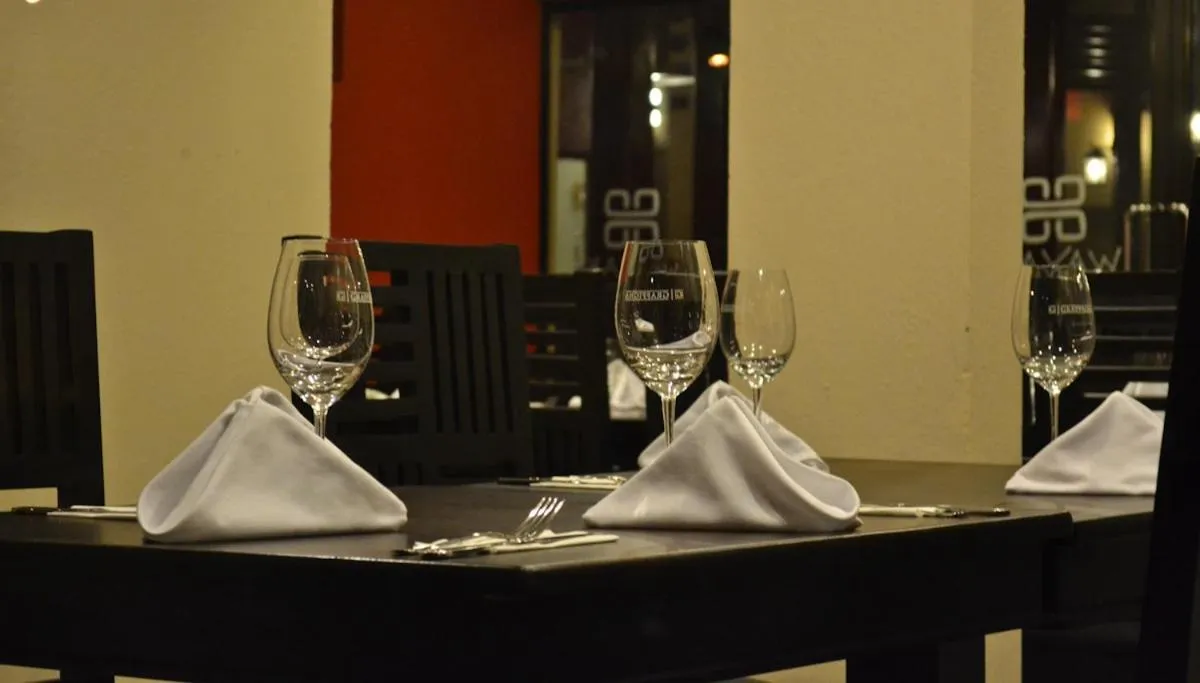 Restaurant/places to eat in Wayak Hotel