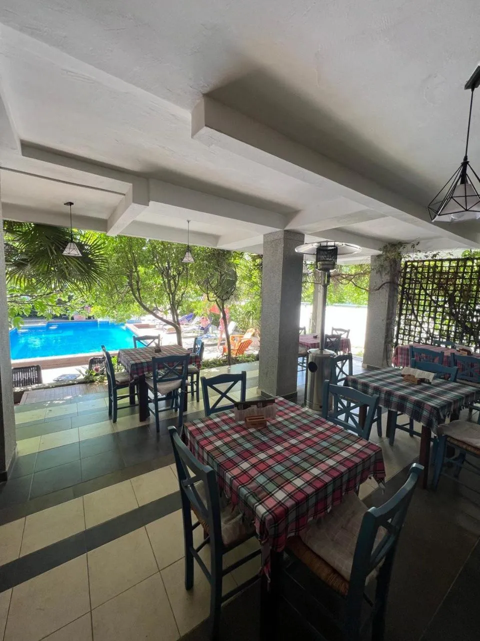 Restaurant/places to eat in Villa Dionis
