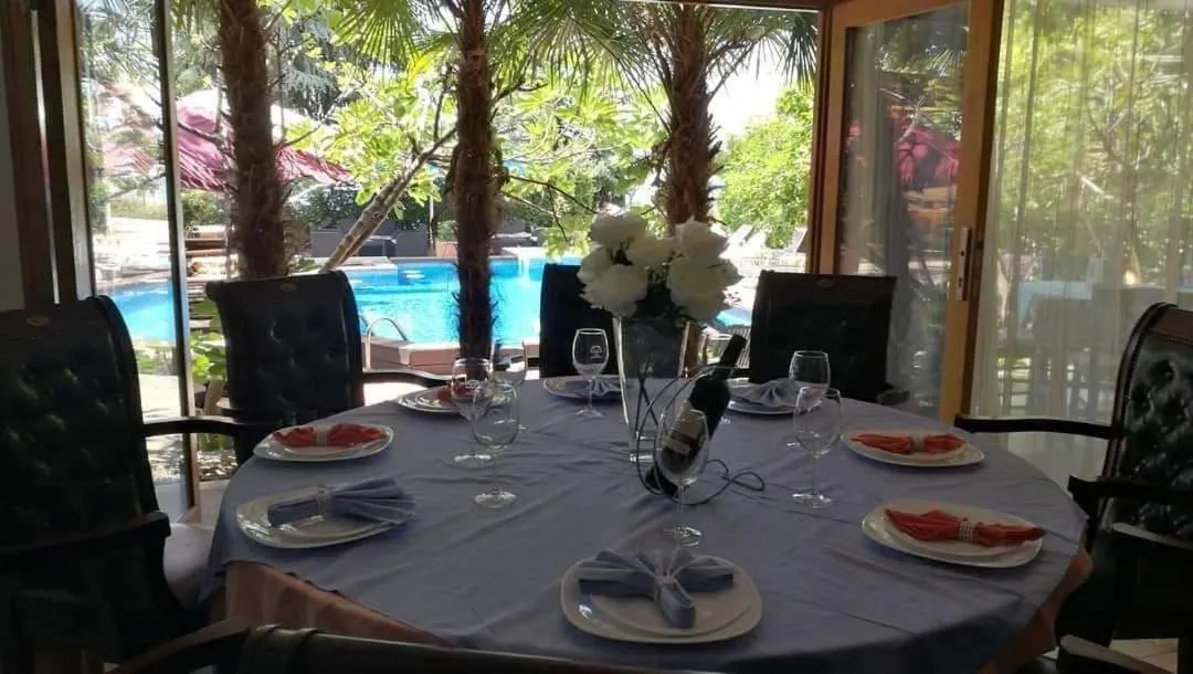 Restaurant/places to eat in Villa Dionis