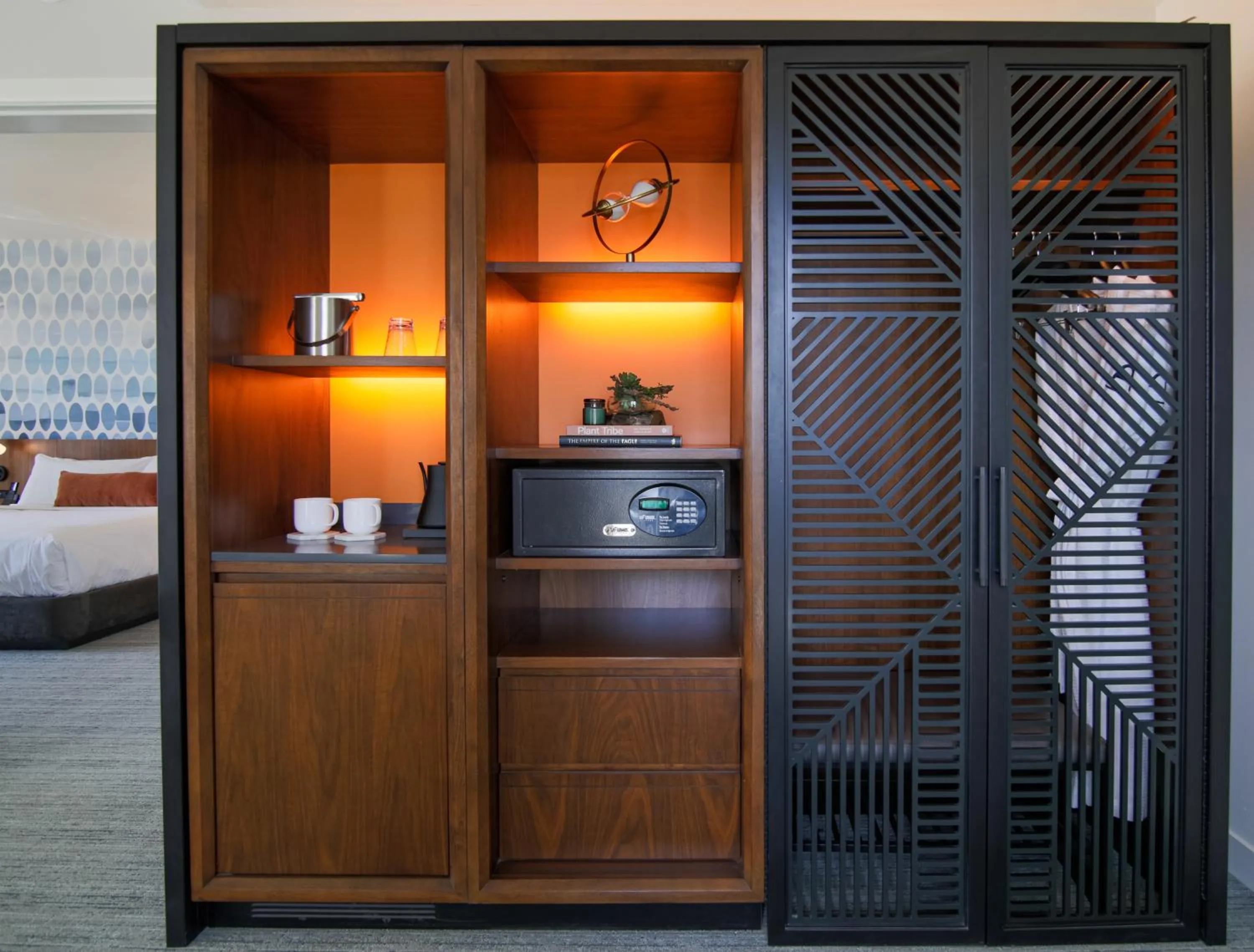 wardrobe, Bed in The Ameswell Hotel