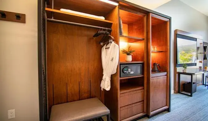 wardrobe, Bed in The Ameswell Hotel wardrobe, Bed in The Ameswell Hotel