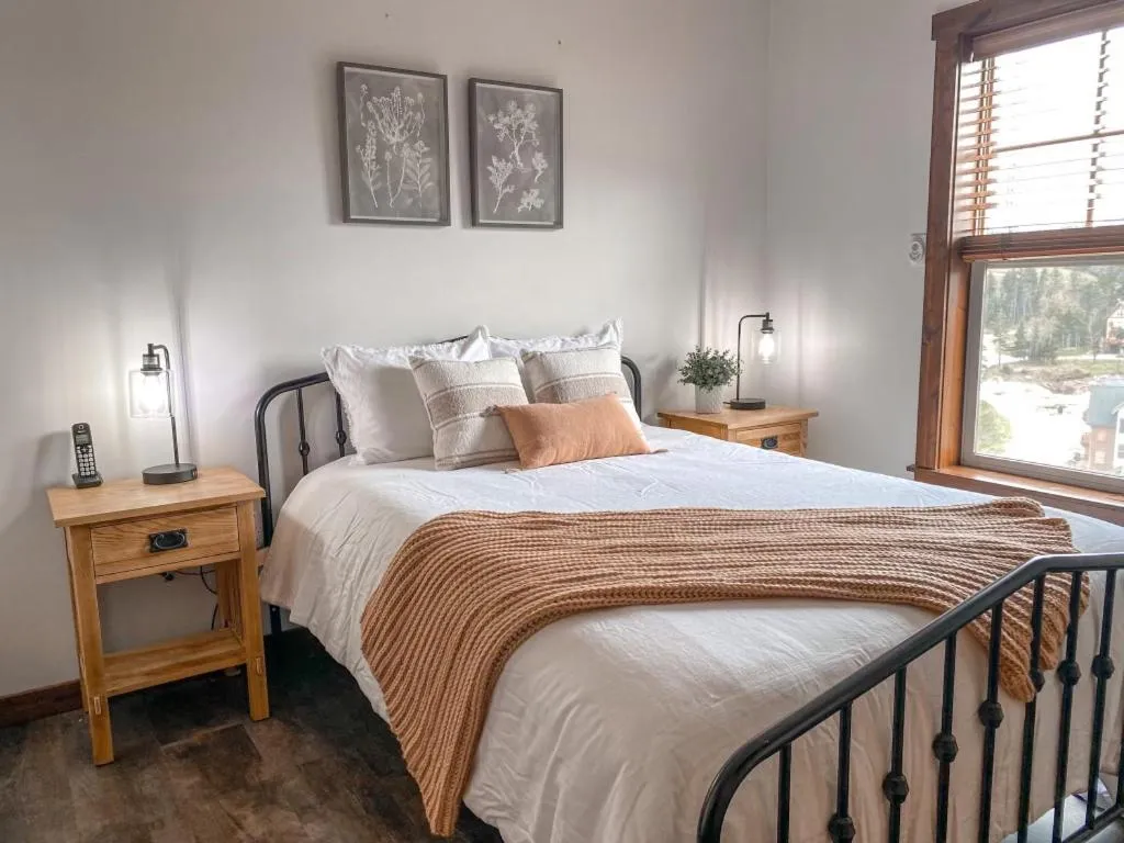 Bed in Remodeled Ski In-Out - 305 Soaring Eagle - Luxury!